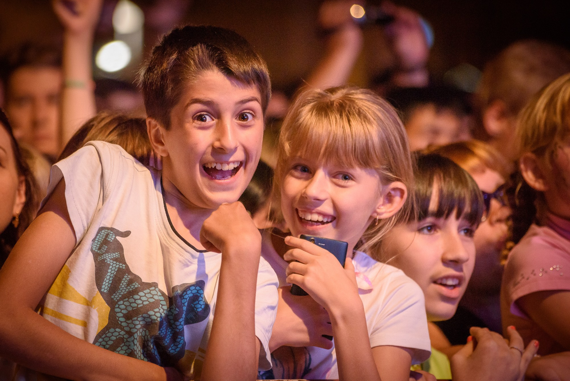 Подростки в толпе зрителей во время концерта