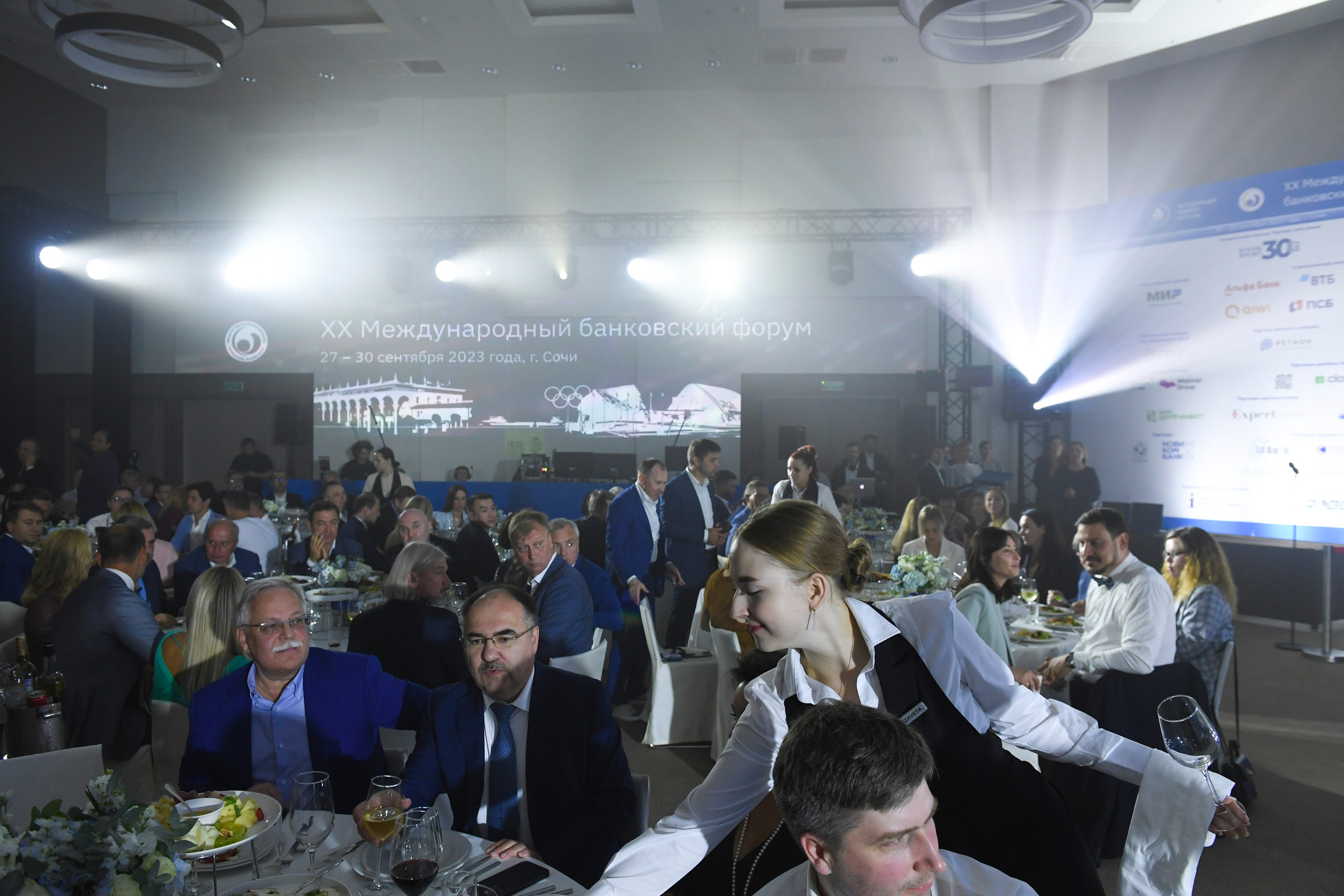 Участники Банковского форума во время гала ужина в городе Сочи ожидают делового обеда. Съемка для Промсвязьбанка в 2023 году.