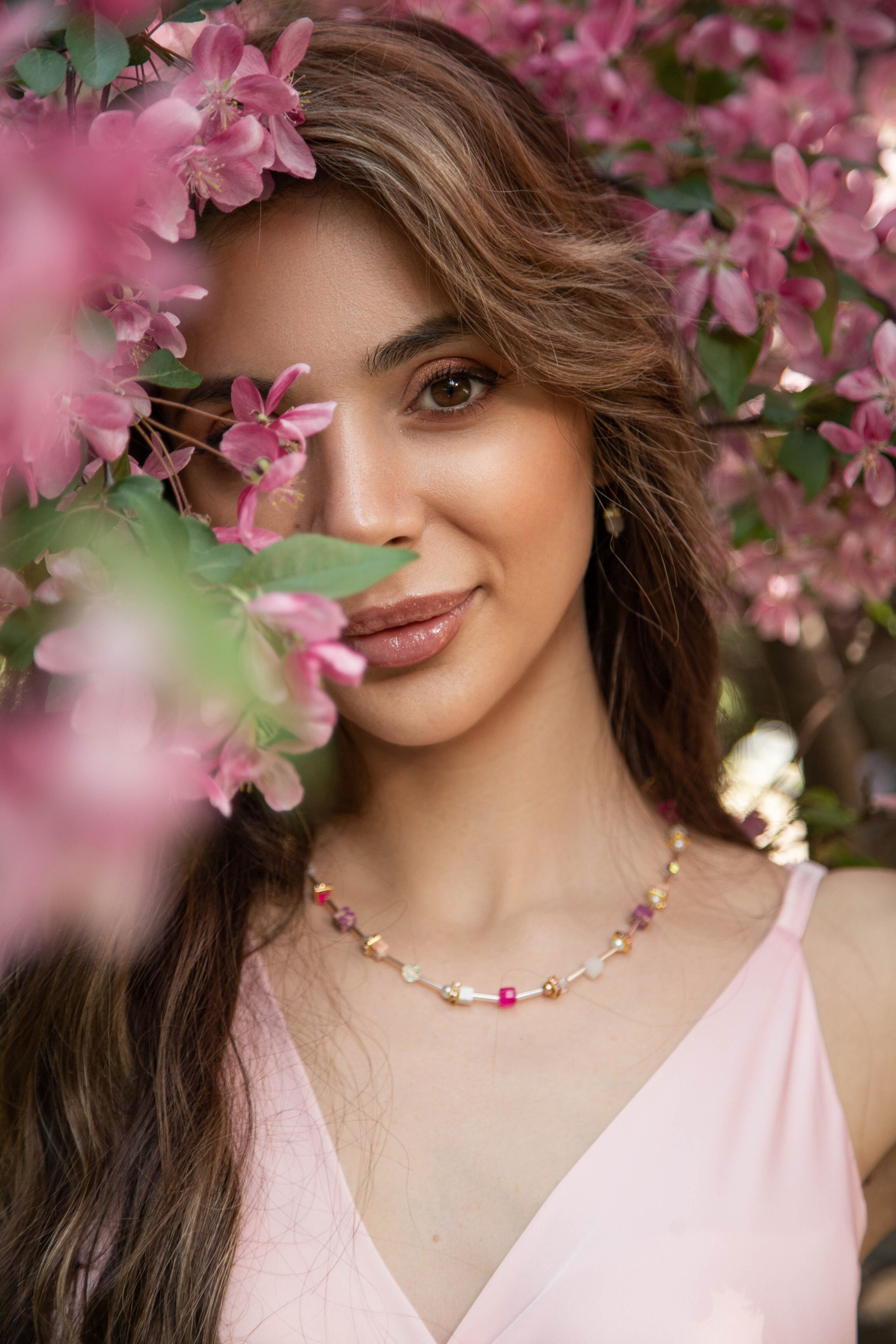 Фотосессия в цветущих садах Москвы — женский портрет с цветущими яблонями и сиренью | Анна Татаурова. Фотограф Анна Татаурова | Авторская фотосъемка в Москве