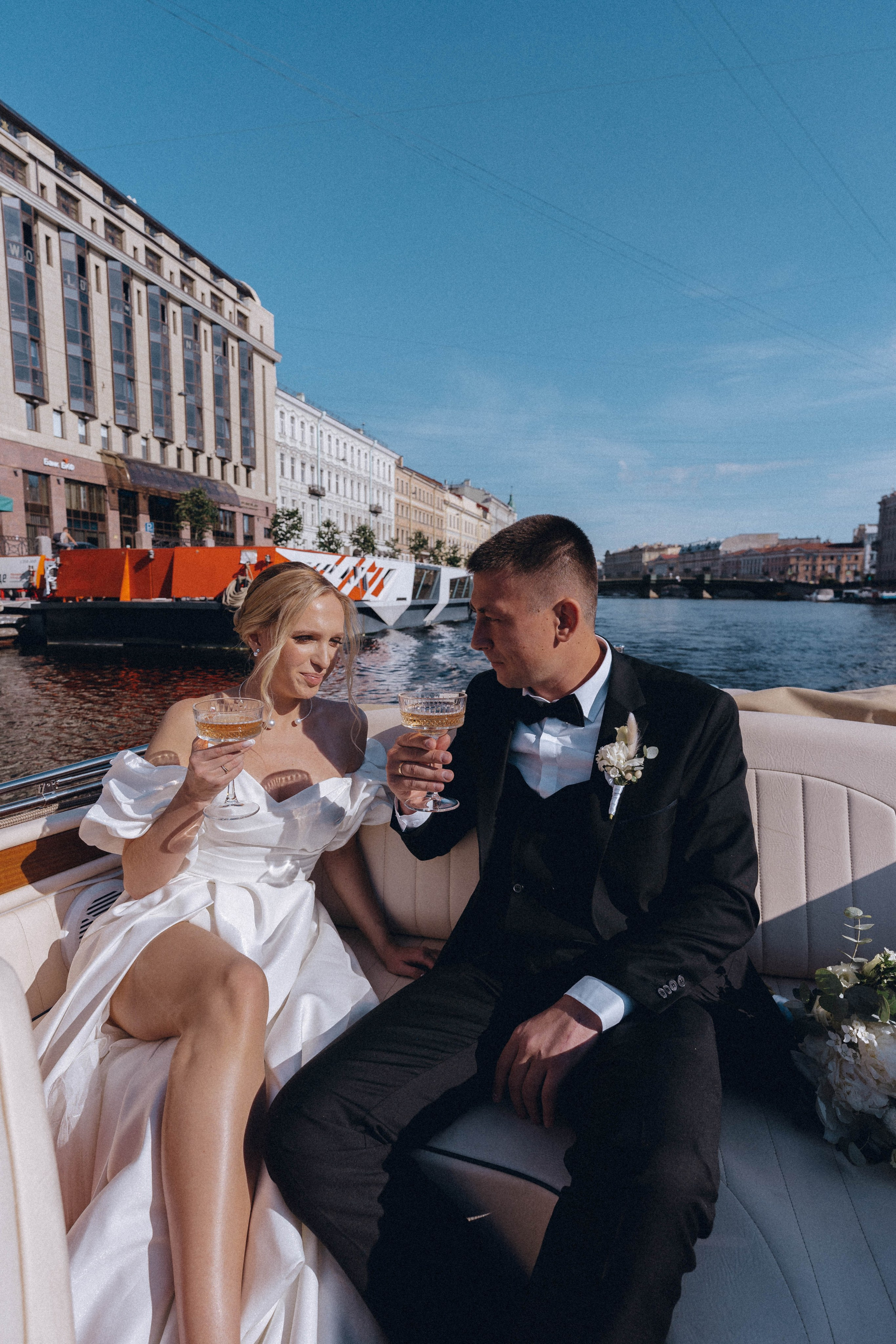 СВАДЕНБНАЯ СЬЕМКА НА КАТЕРЕ ПО КАНАЛАМ САНКТ-ПЕТЕРБУРГА И В АКВАТОРИИ НЕВЫ. Профессиональный фотограф, Санкт-Петербург — Виктория Богомолова