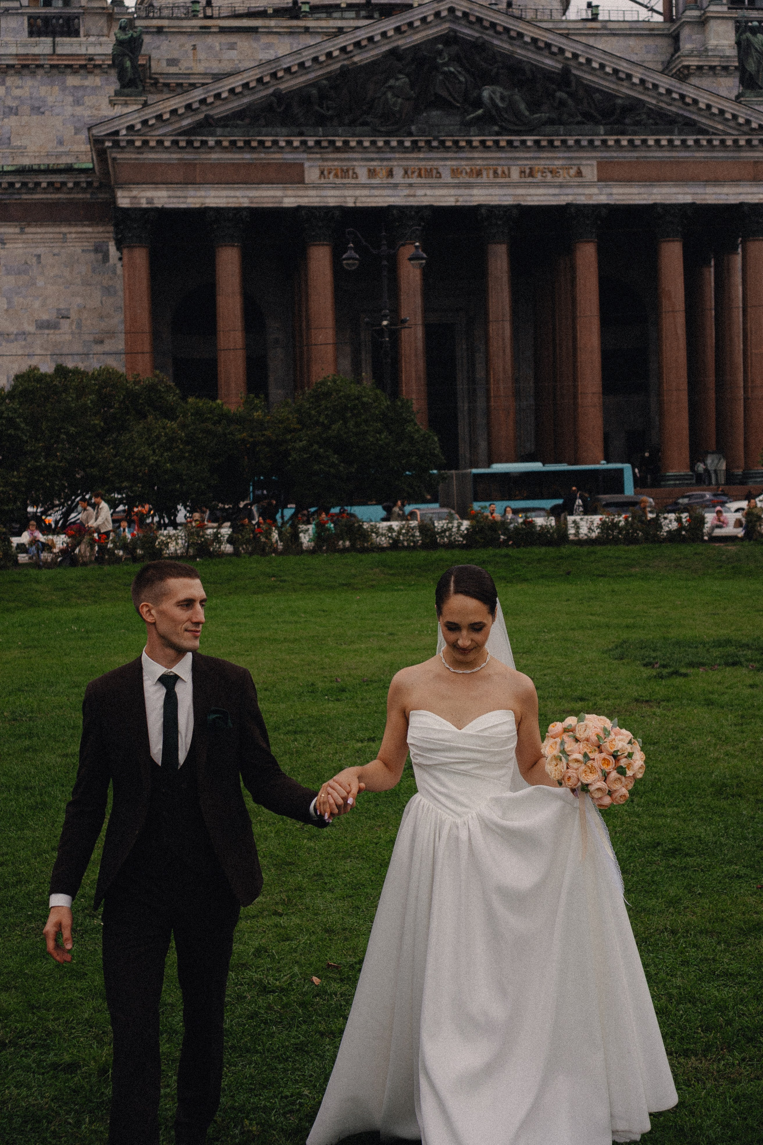 СВАДЕБНАЯ ПРОГУЛКА В САНТК-ПЕТЕРБУРГЕ (ИСАКИЕВСКИЙ СОБОР, ЗИМНЯЯ КАНАВКА, ЭРМИТАЖ И БОЛЬШАЯ МОРСКАЯ УЛИЦА). Профессиональный фотограф, Санкт-Петербург — Виктория Богомолова