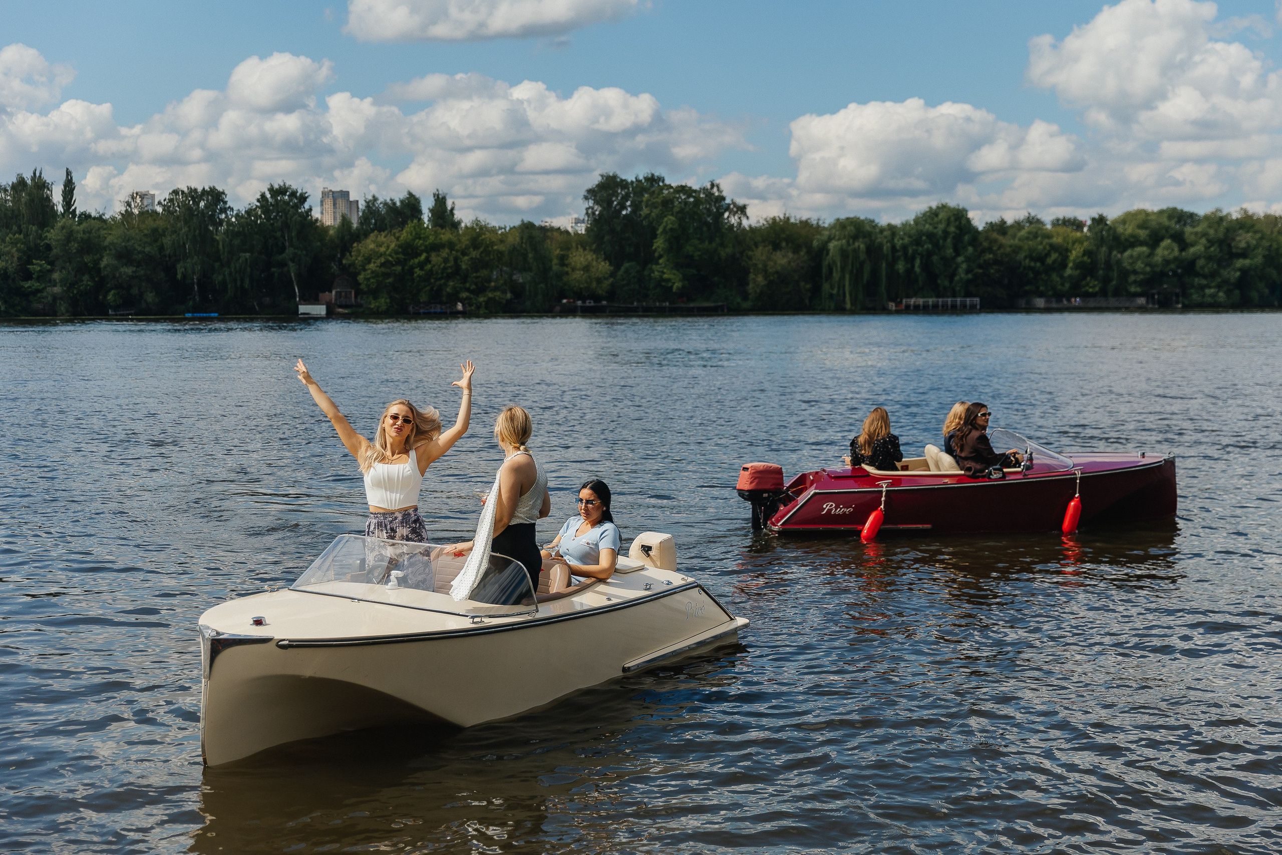 девичник на ретро катерах, ретрокатер, фотограф на девичник, прогулка на яхте, фотосессия на катере, ретро-катер, катер в москве