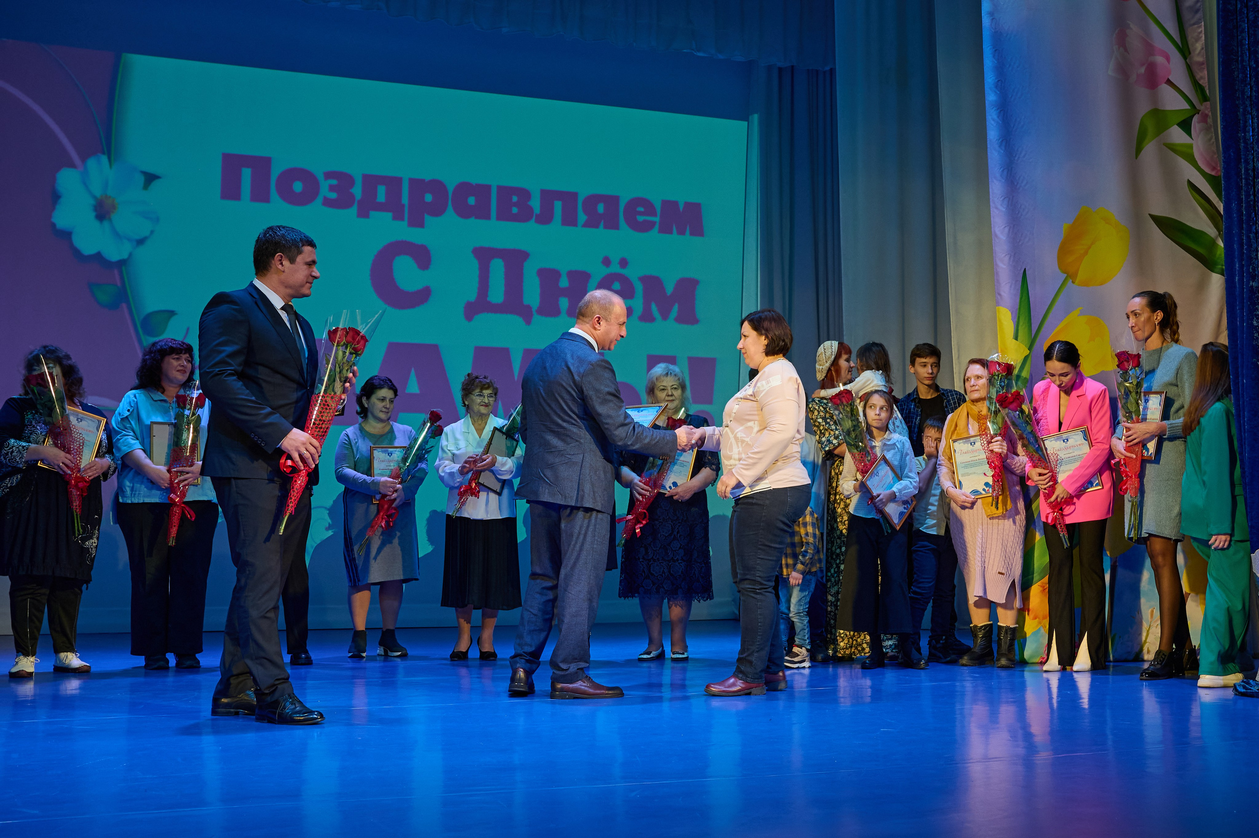 День матери. Марьина роща. Жизнь курорта Кабардинка в фотографиях