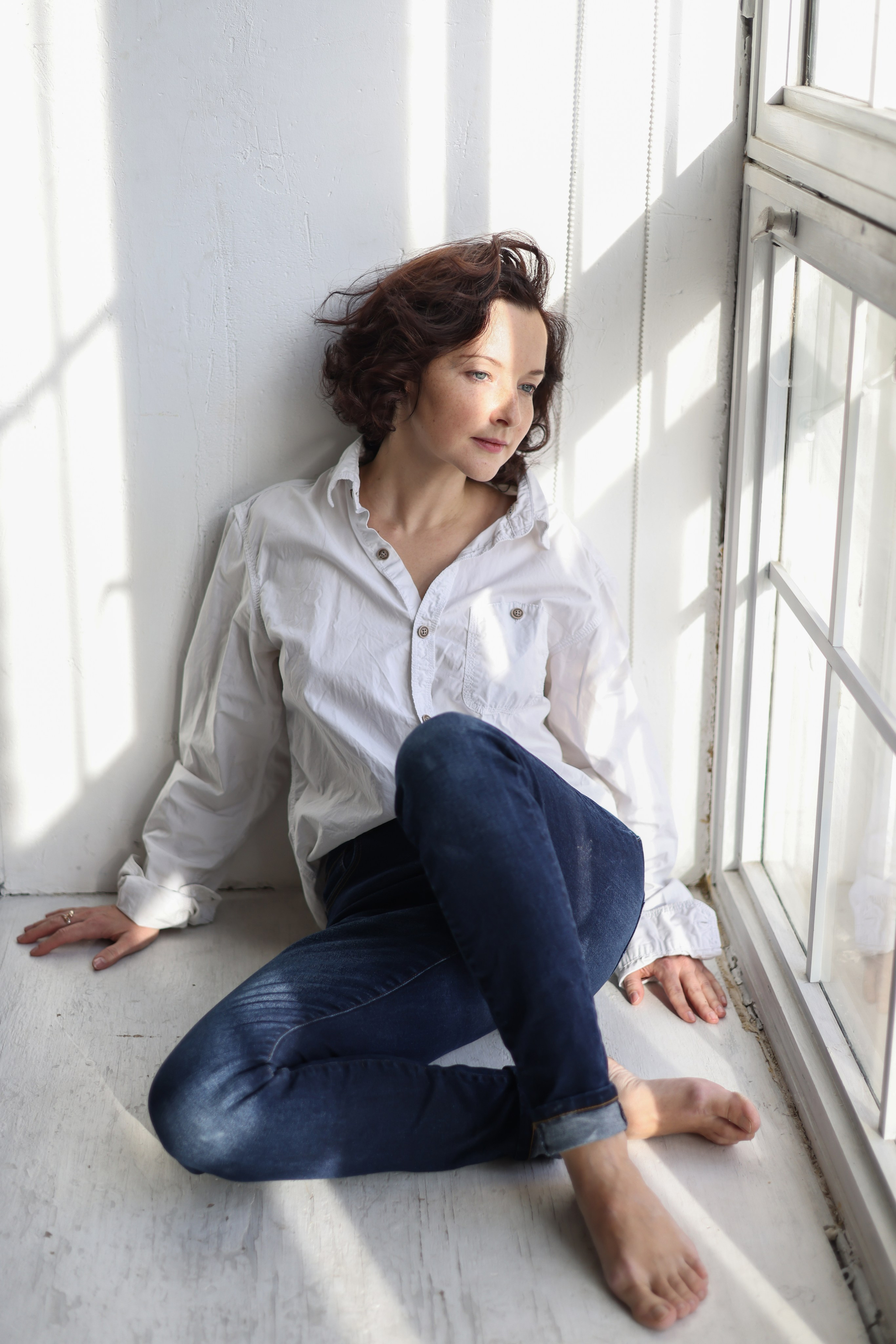 Сьемка в студии, брюнетка на темном фоне Фотограф - Мэри Маршания