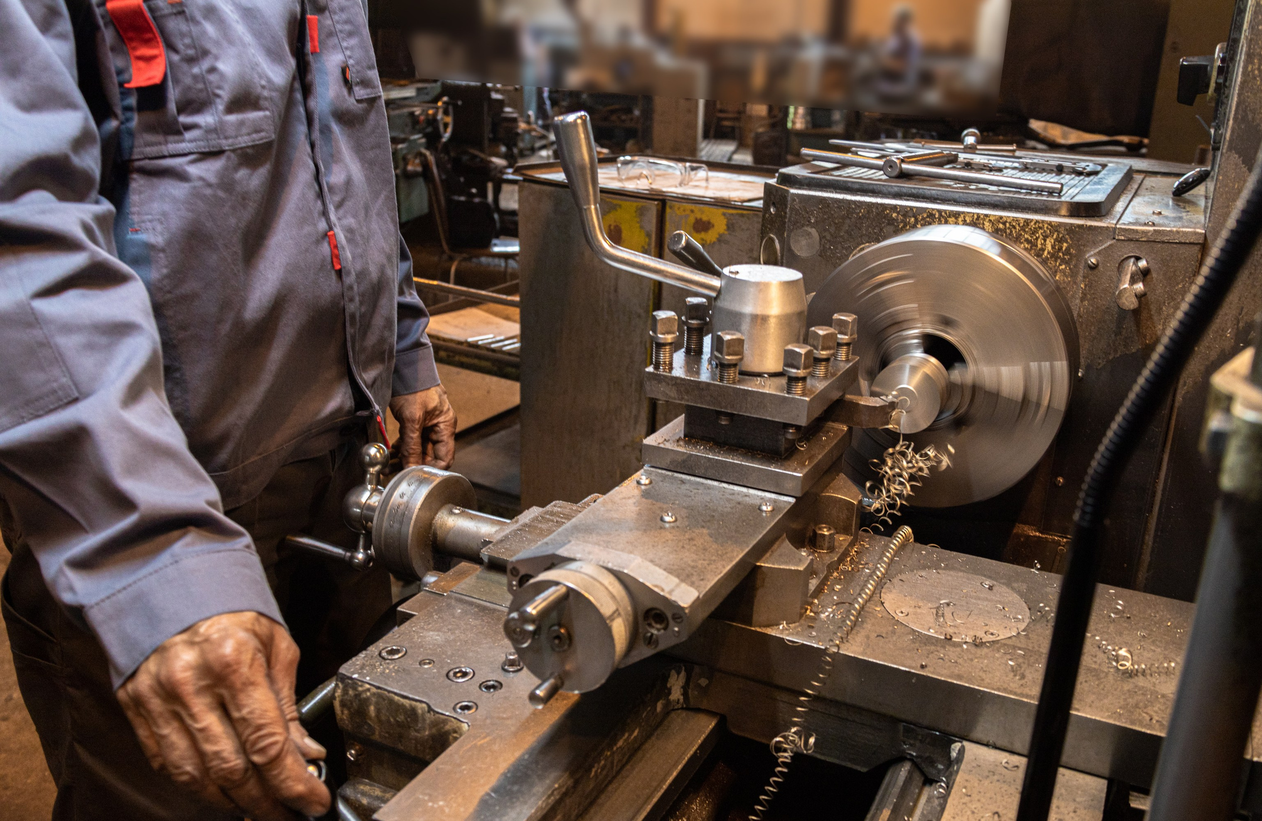 "Промышленная фотосъёмка сборочного участка с высокой детализацией оборудования"