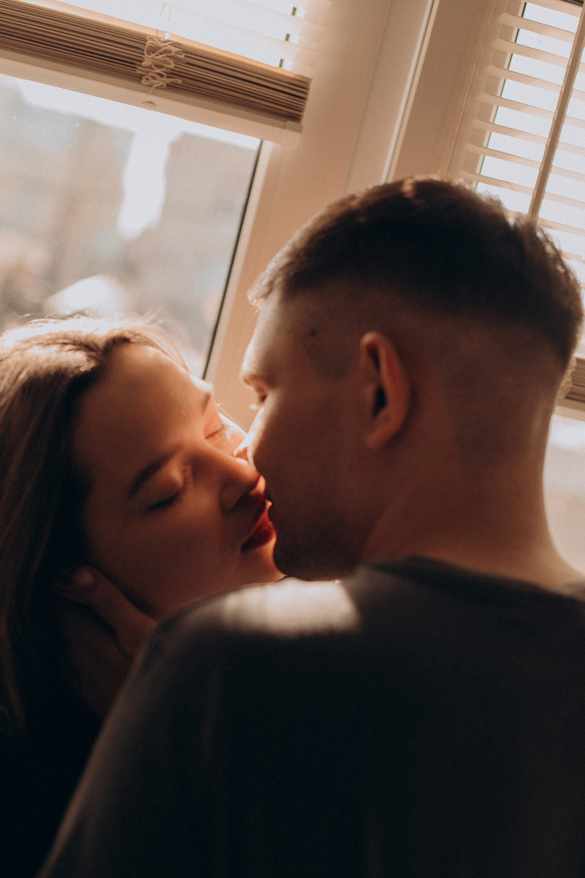 Солнце наполнило комнату светом, а вы — теплом. Свадебный фотограф Илья Бринк