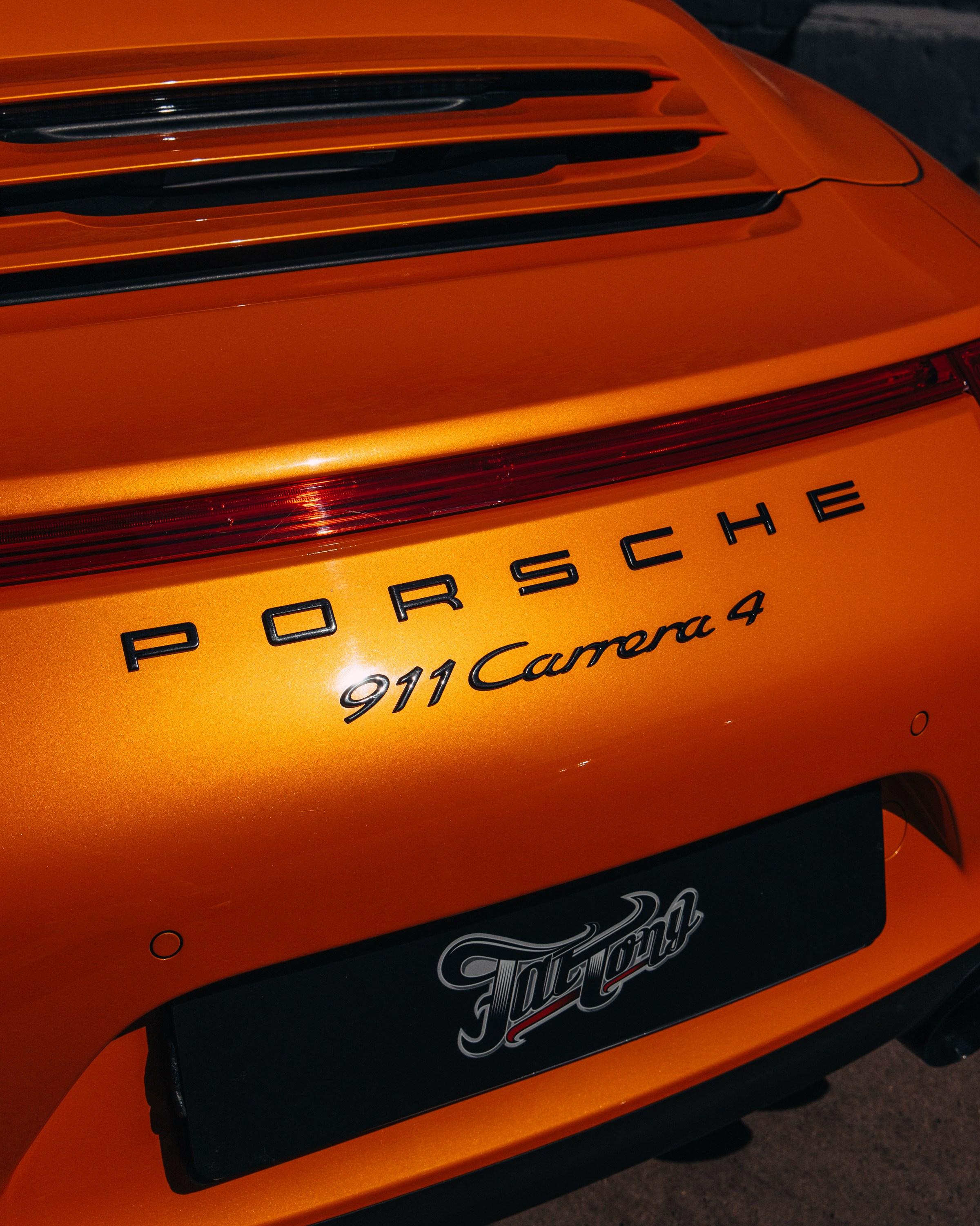 Porsche 911 оранжевый замена ремней безопасности. DeLorein