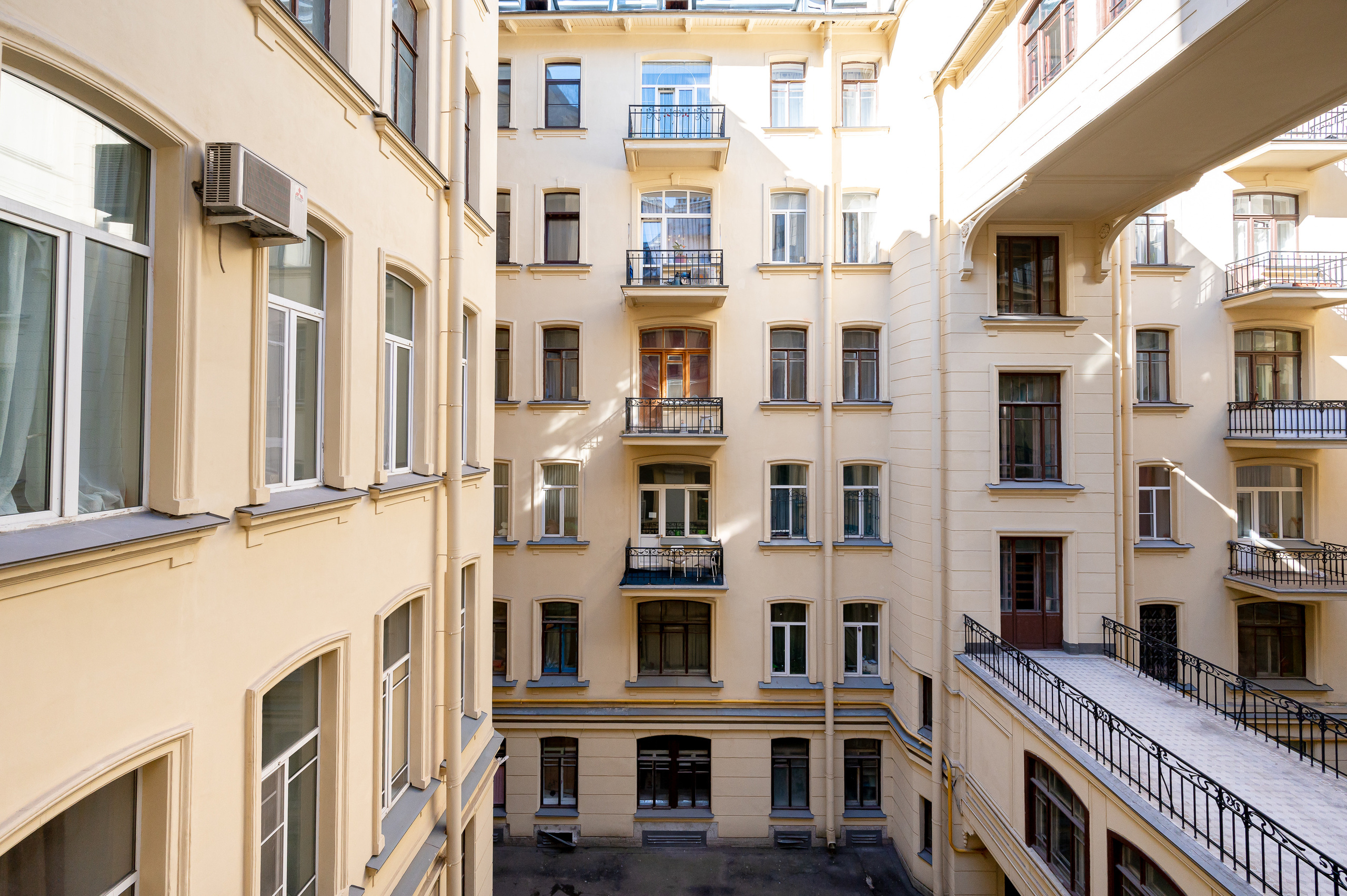 Историческая квартира на Кирочной 24. Интерьерный фотограф. Фото- видеосъемка недвижимости Санкт-Петербург