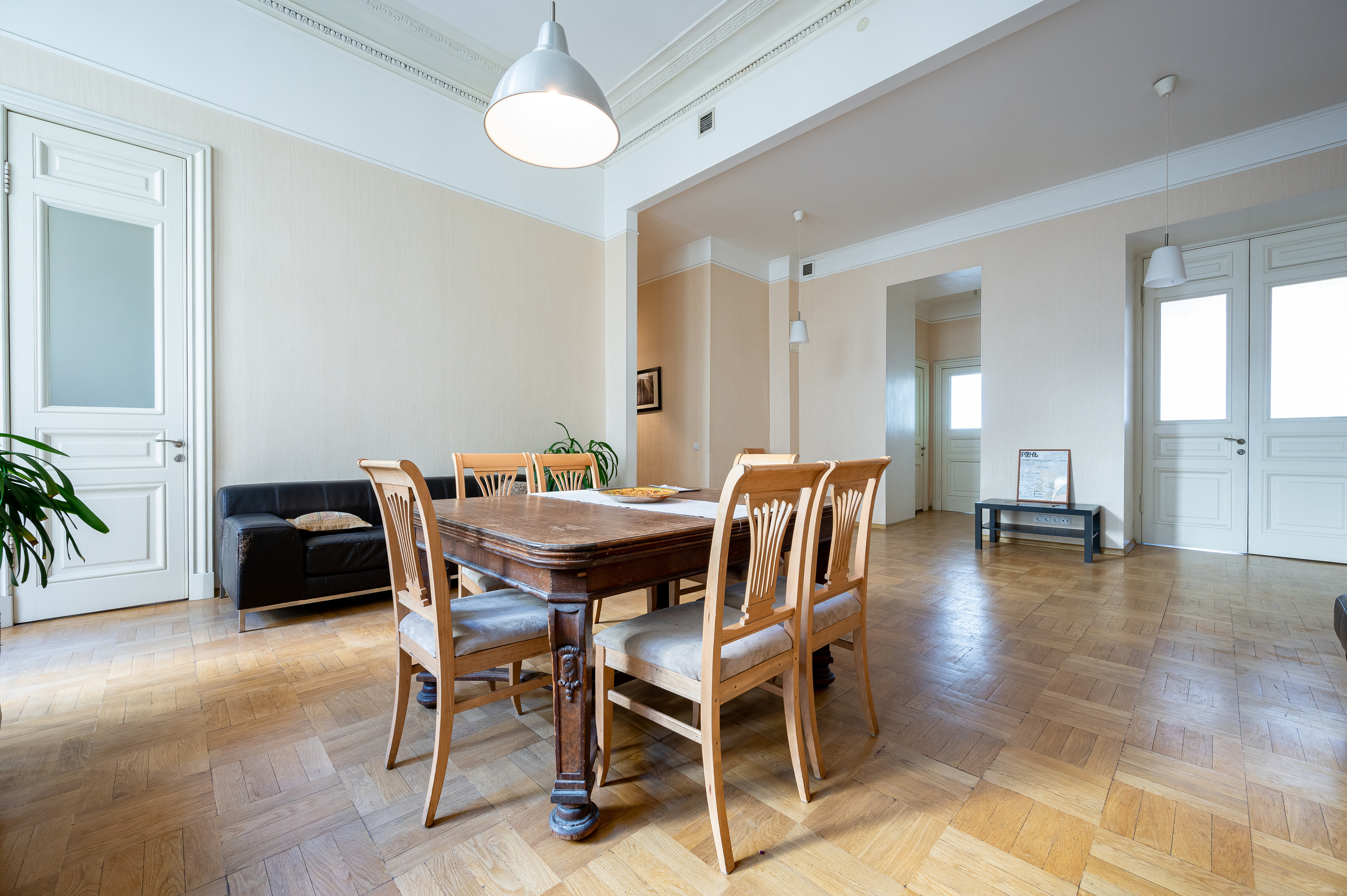 Историческая квартира на Кирочной 24. Интерьерный фотограф. Фото- видеосъемка недвижимости Санкт-Петербург