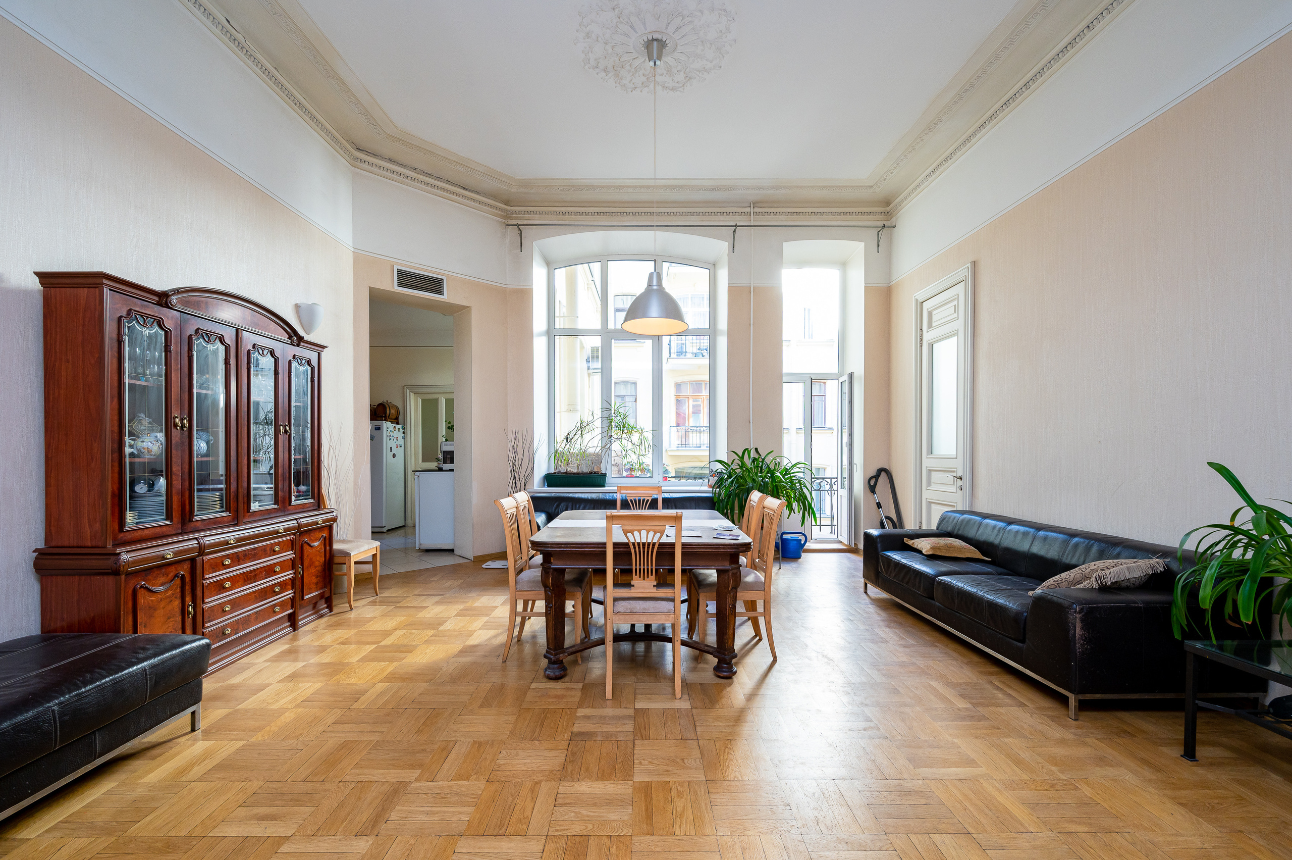 Историческая квартира на Кирочной 24. Интерьерный фотограф. Фото- видеосъемка недвижимости Санкт-Петербург