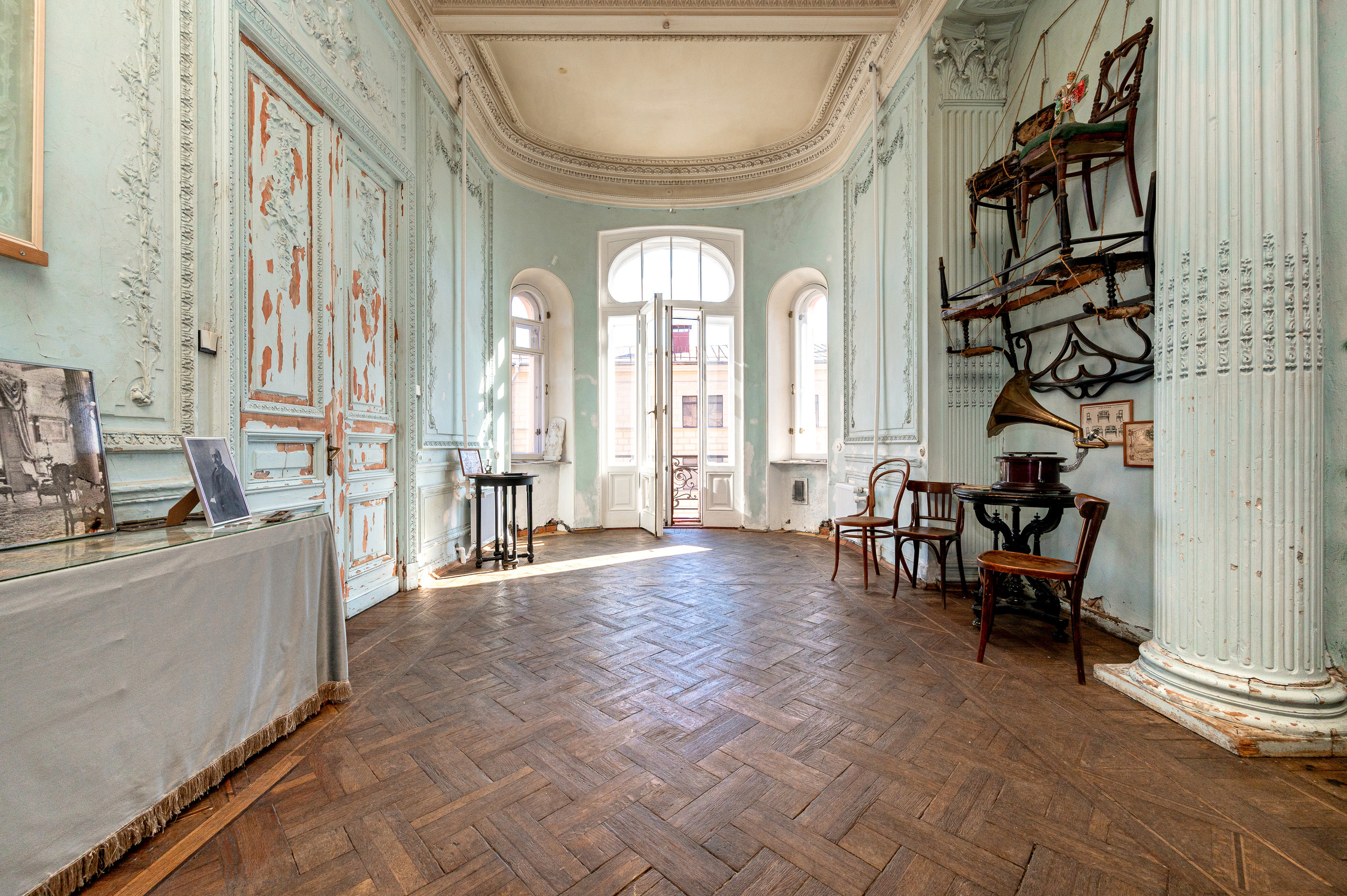 Историческая квартира на Кирочной 24. Интерьерный фотограф. Фото- видеосъемка недвижимости Санкт-Петербург