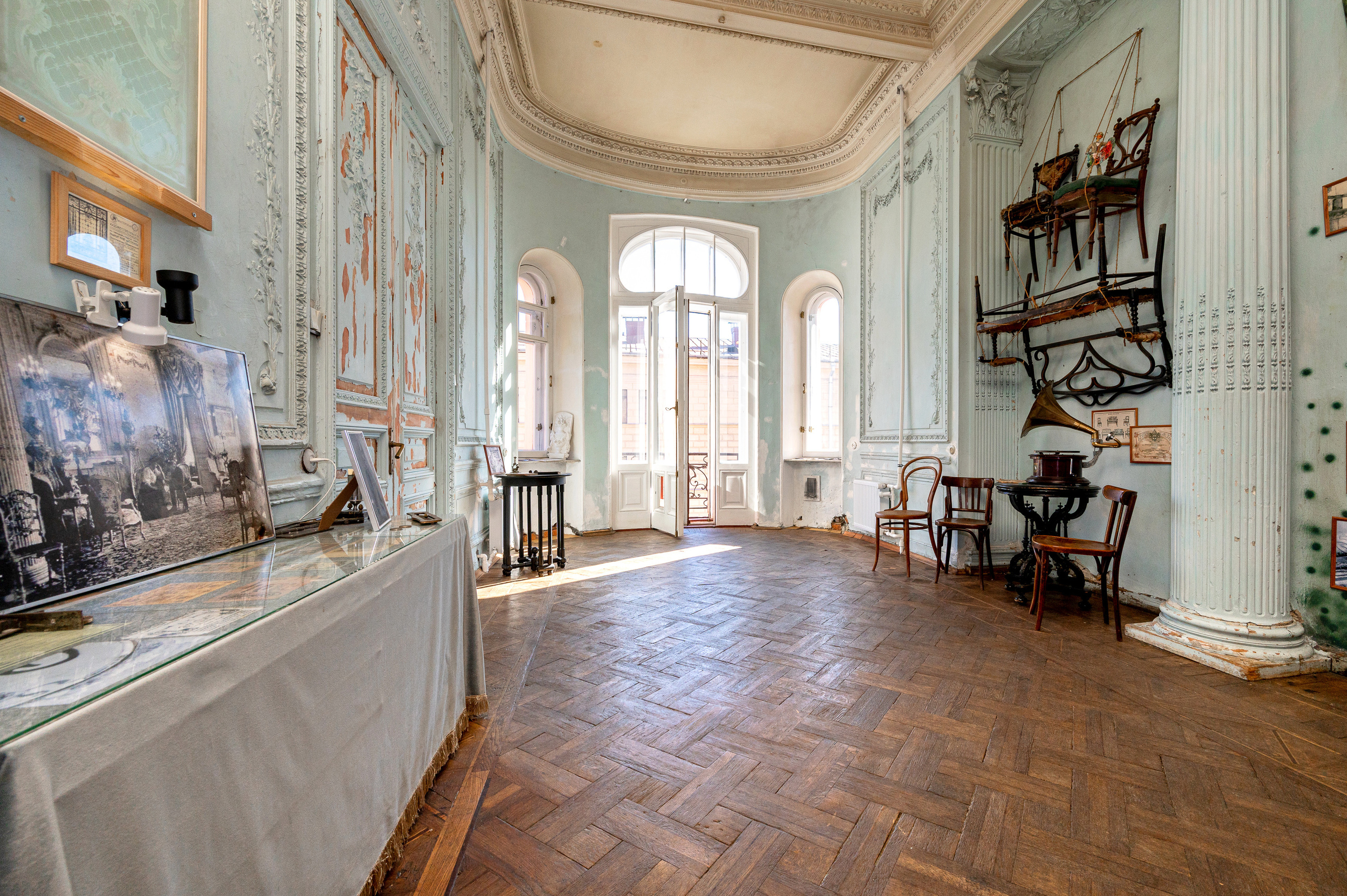 Историческая квартира на Кирочной 24. Интерьерный фотограф. Фото- видеосъемка недвижимости Санкт-Петербург