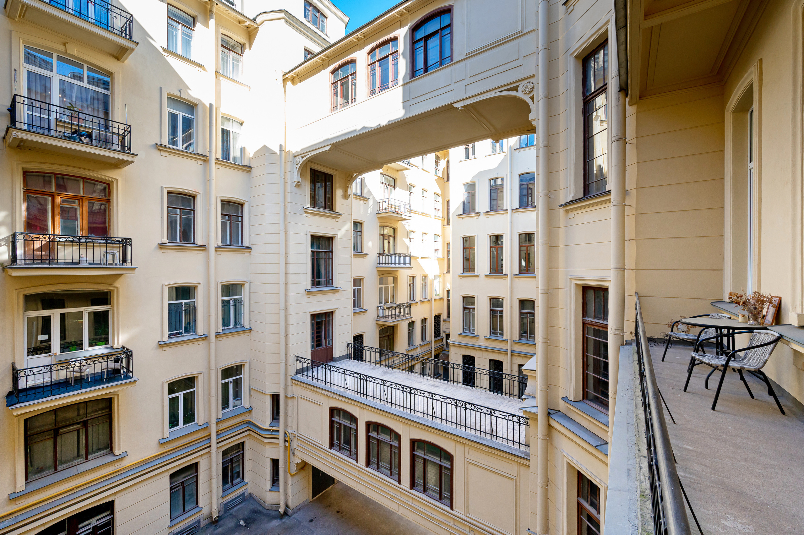 Историческая квартира на Кирочной 24. Интерьерный фотограф. Фото- видеосъемка недвижимости Санкт-Петербург