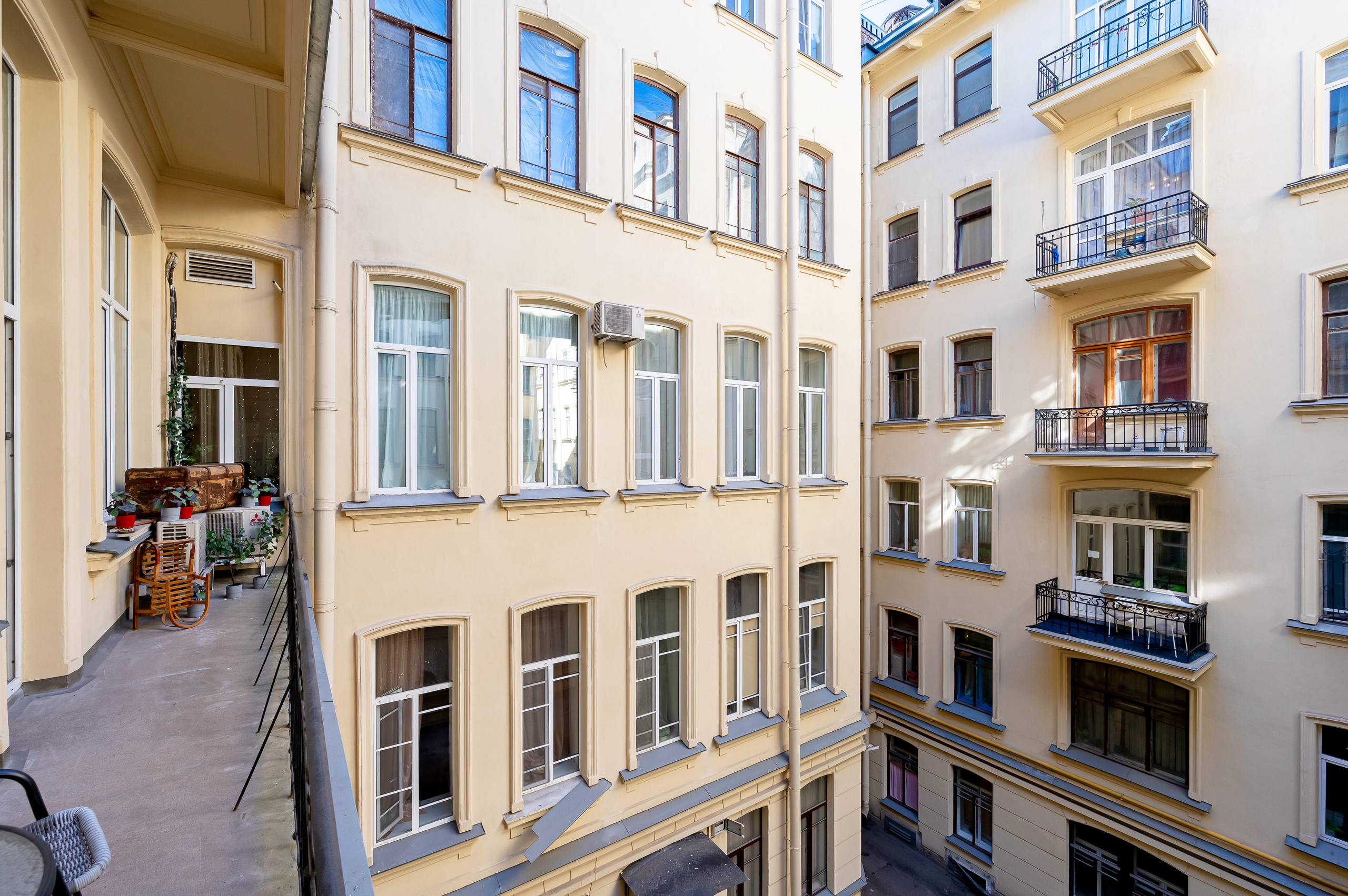 Историческая квартира на Кирочной 24. Интерьерный фотограф. Фото- видеосъемка недвижимости Санкт-Петербург