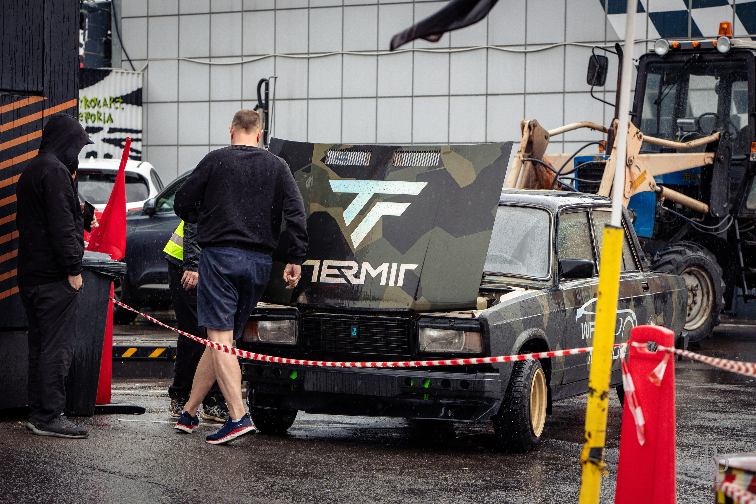 SHOWDOWN. Rusty Photographer