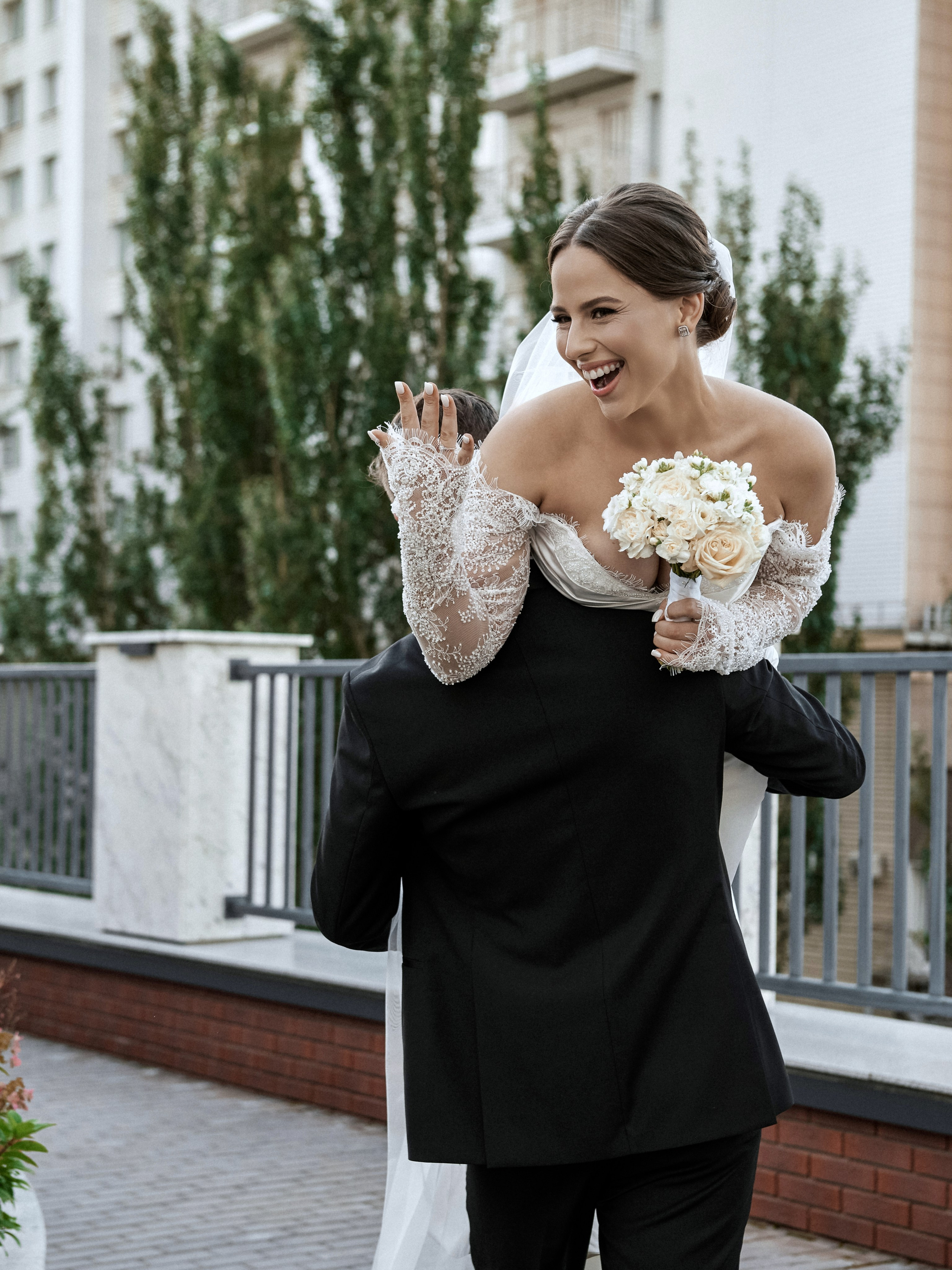 Жених и невеста на свадебной фотосессии в студии