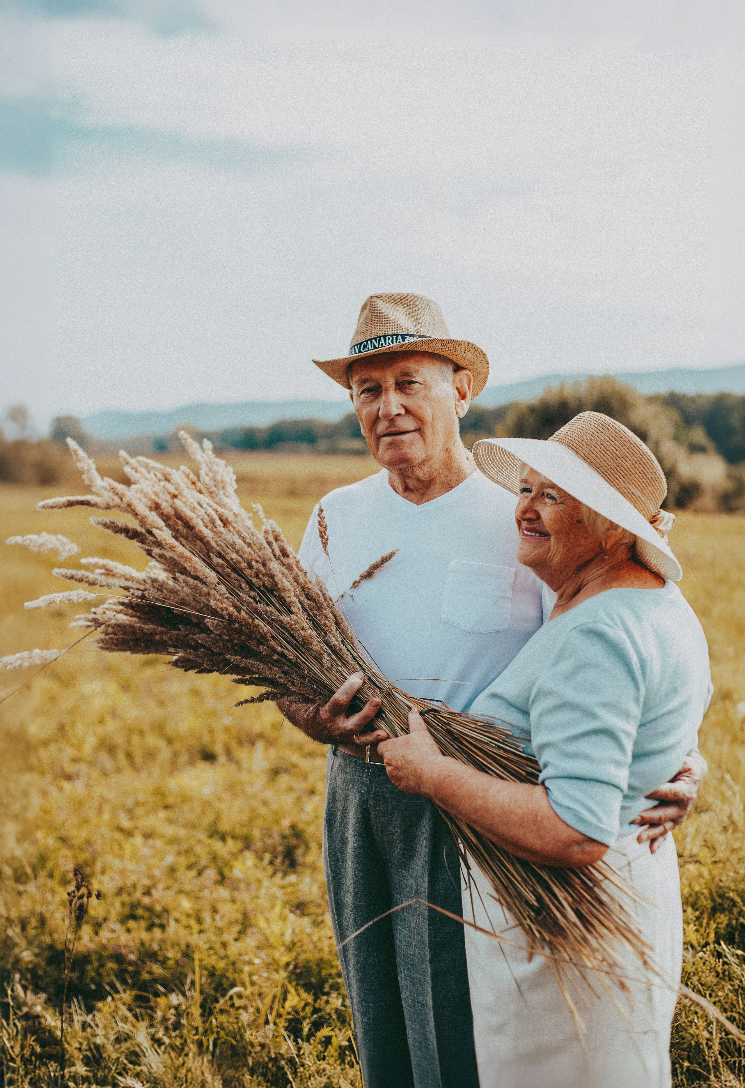 Семейная фотосессия на природе с бабушкой с дедушкой