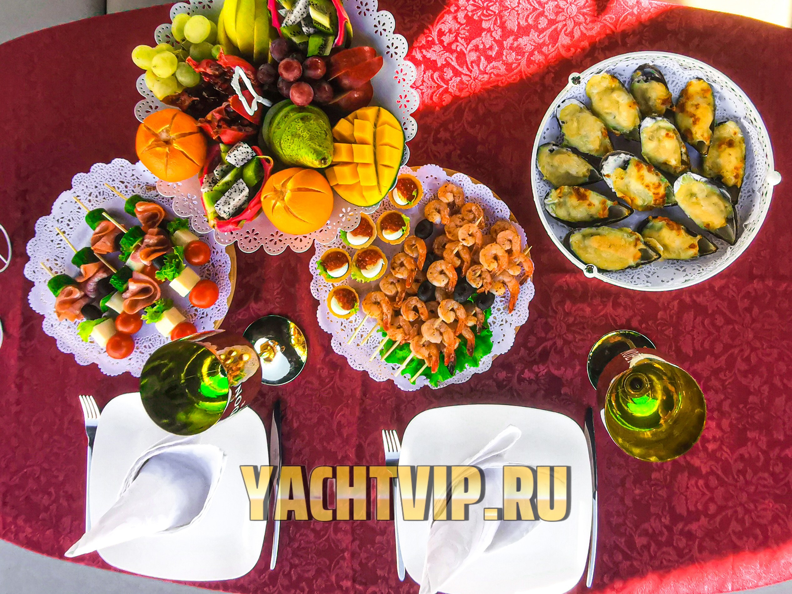 Кейтеринг на яхтах День рождение Девичник Мальчишник. Аренда Яхт в Сочи от Эконом до Премиум Класса