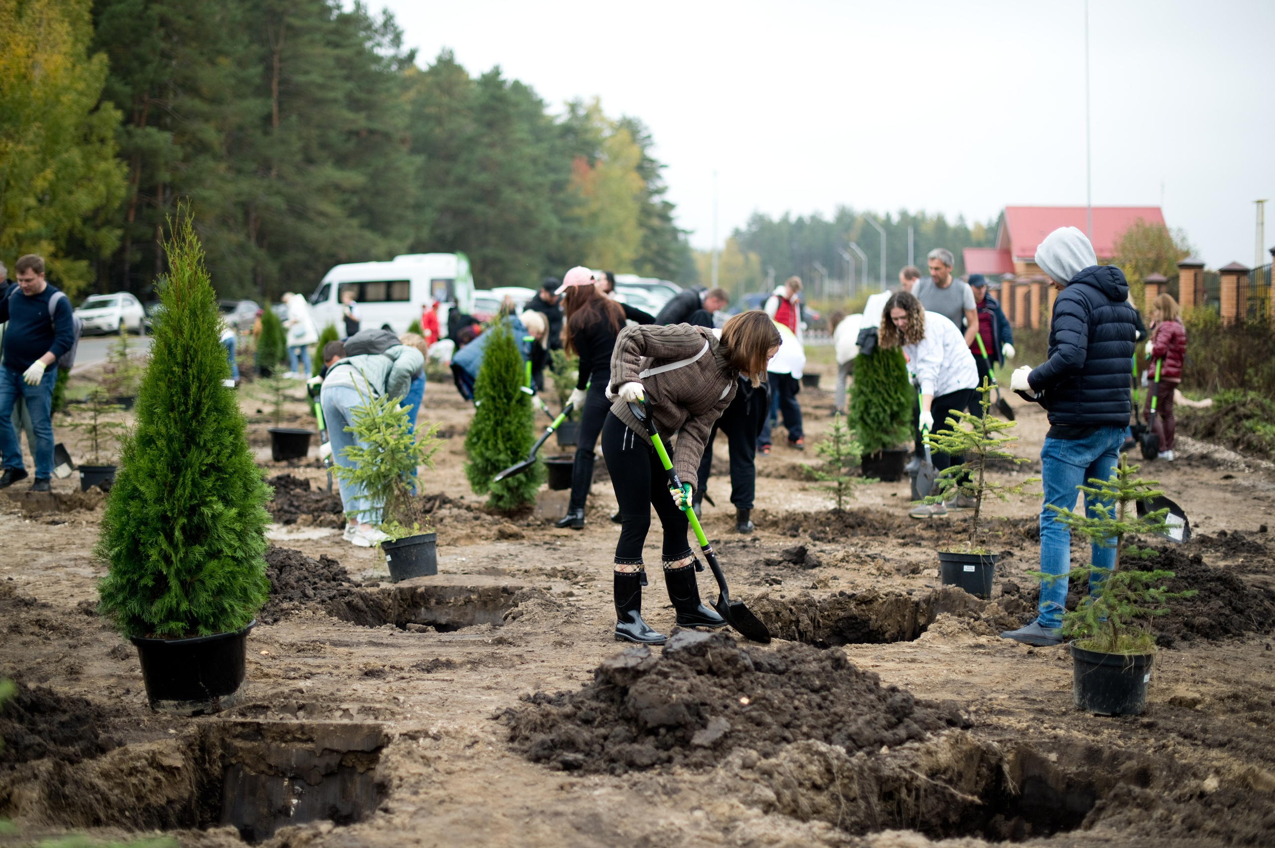 Посадка деревьев в рамках акции Зарубежнефть. Репортажный фотограф и видеограф Слава Думчев. Тимбилдинги, отчетники, корпоративы