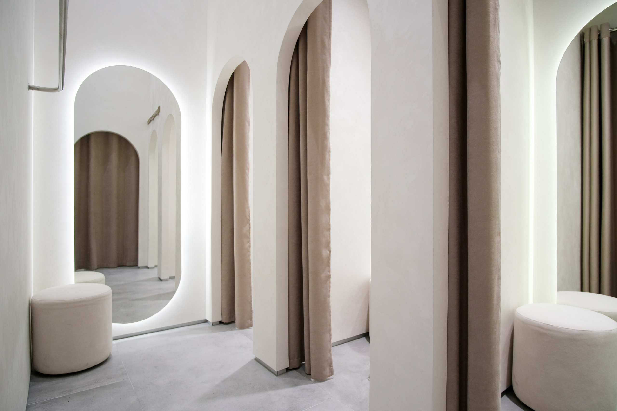 Фотография интерьера магазина женской одежды 