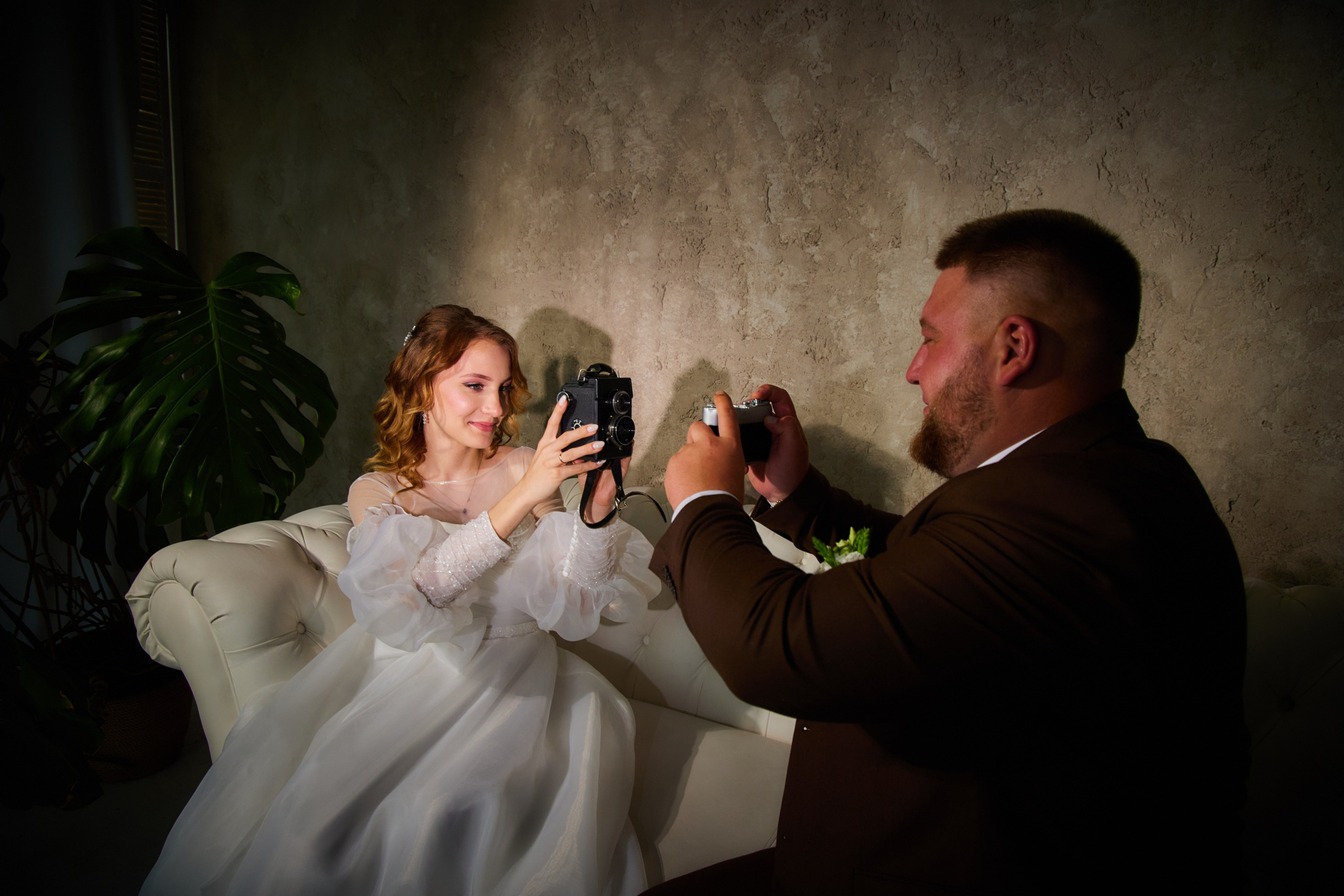 жених и невеста фотографируют друг друга