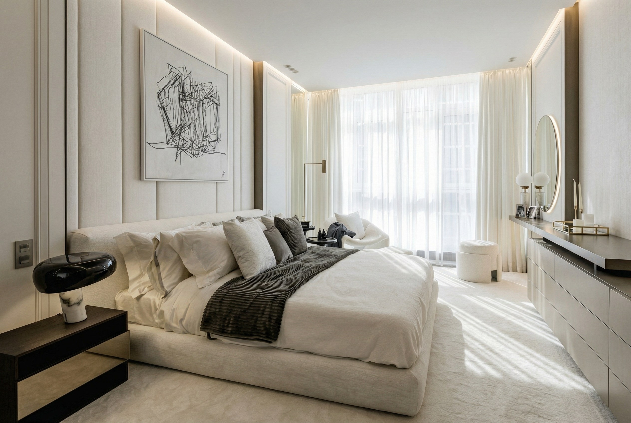 Светлый интерьер мастер-спальни в квартире 110 м² от Валерии Котович: мягкое изголовье кровати, современная консоль с круглым зеркалом, дизайнерский декор и панорамное окно в стиле тихой роскоши.