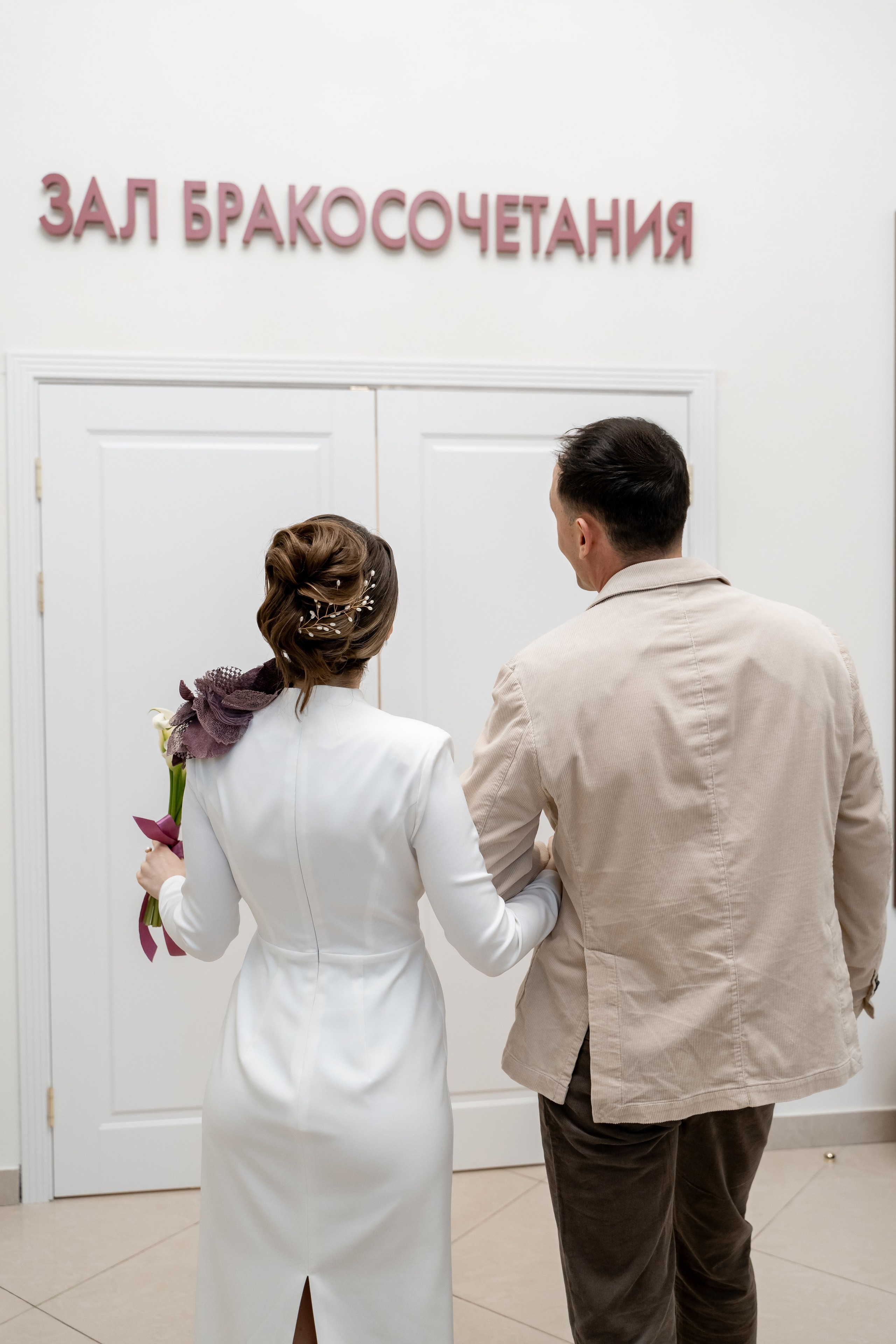 Свадебный фотограф в Москве. Свадебный фотограф Видное, Бутово, Домодедово, Щербинка, Царицыно. Свадебная фотосессия и сборы невесты в отеле Soluxe. Регистрация брака во дворце бракосочетания ВДНХ. Свадьба на ВДНХ. Свадебная фотосессия с ретро автомобилем Чайка. 