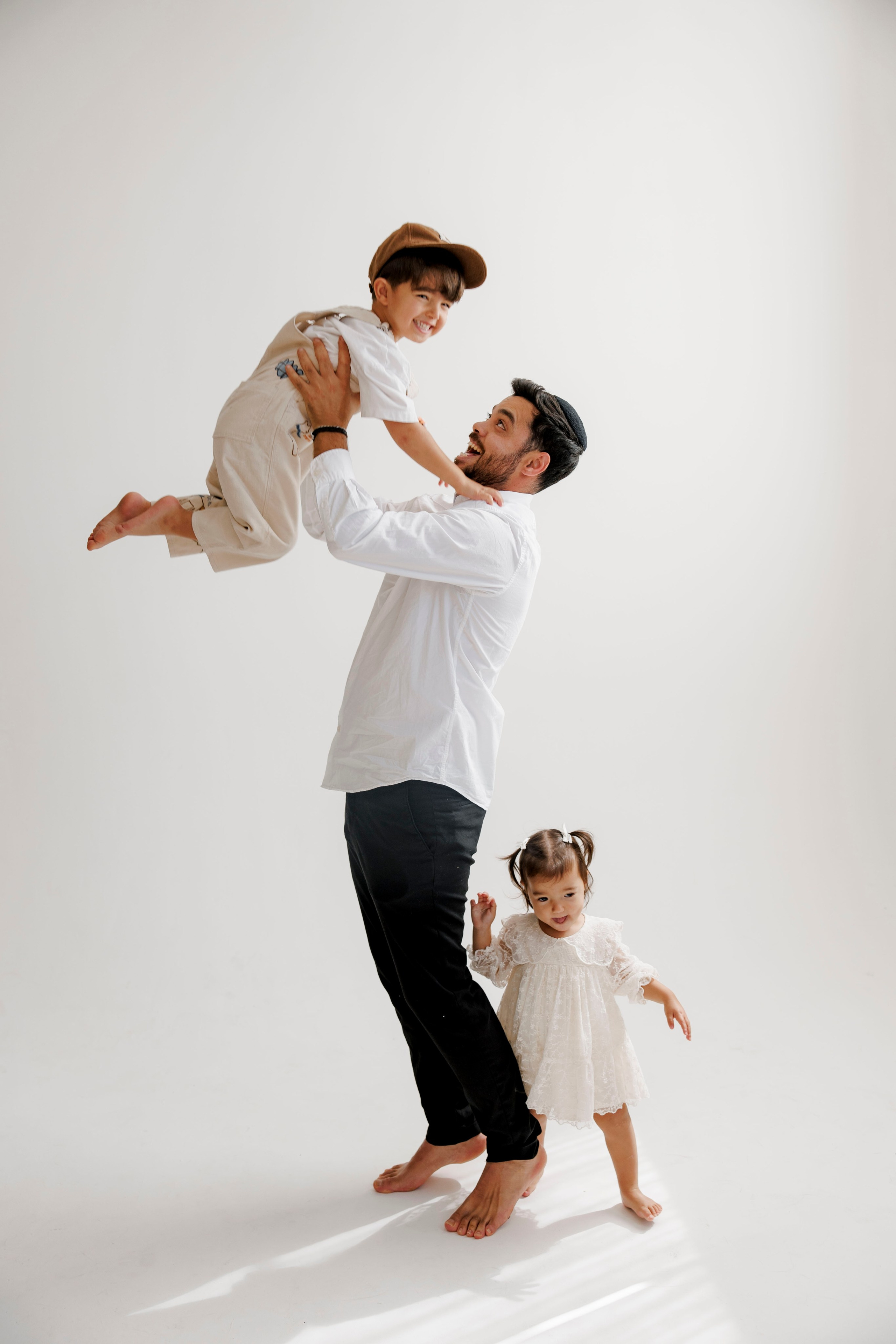 Family photoshoot inside the studio. Wedding and family photographer