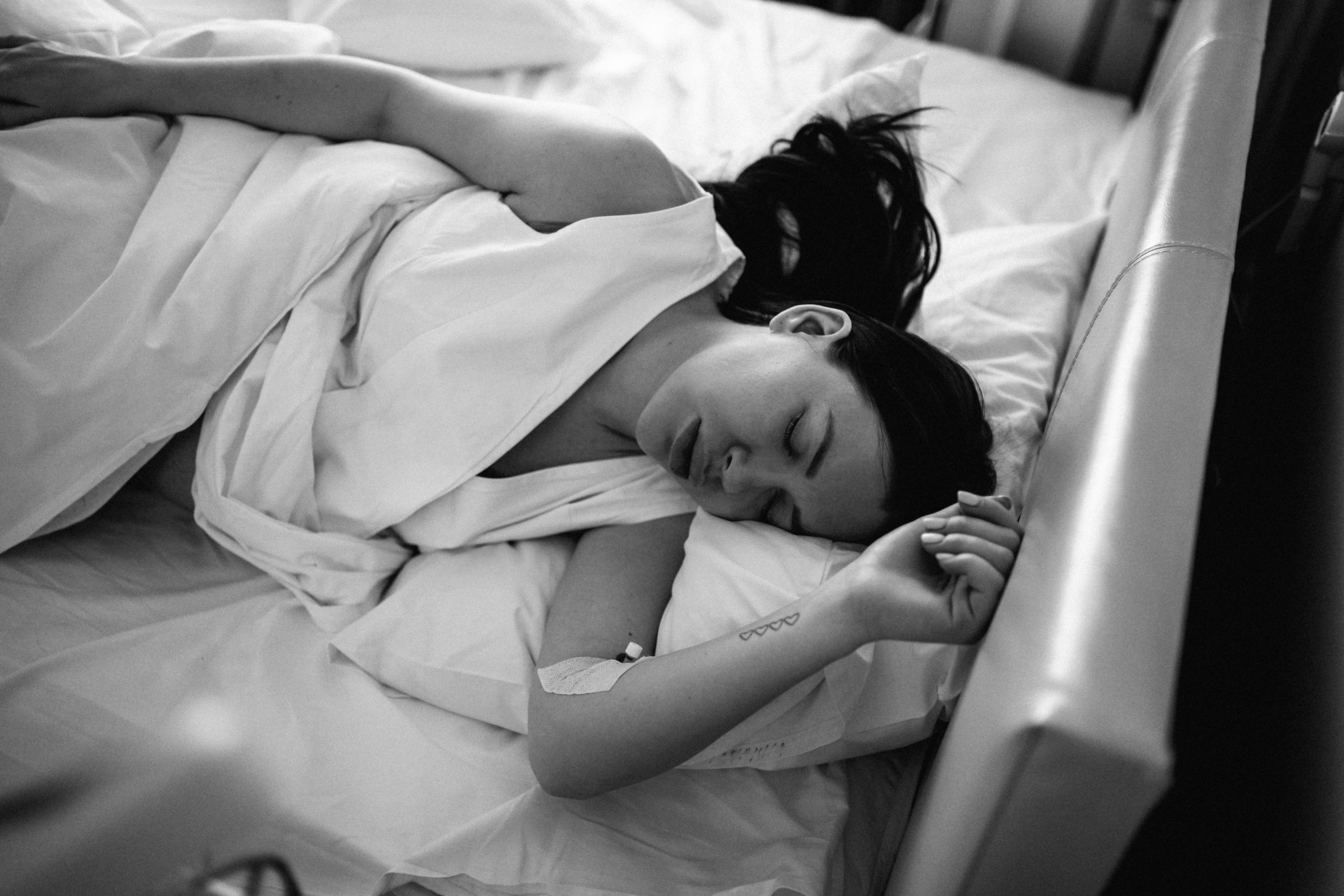 Съемка родов ЧБ. Фотограф и видеограф на роды в Москве Подшивалова Полина