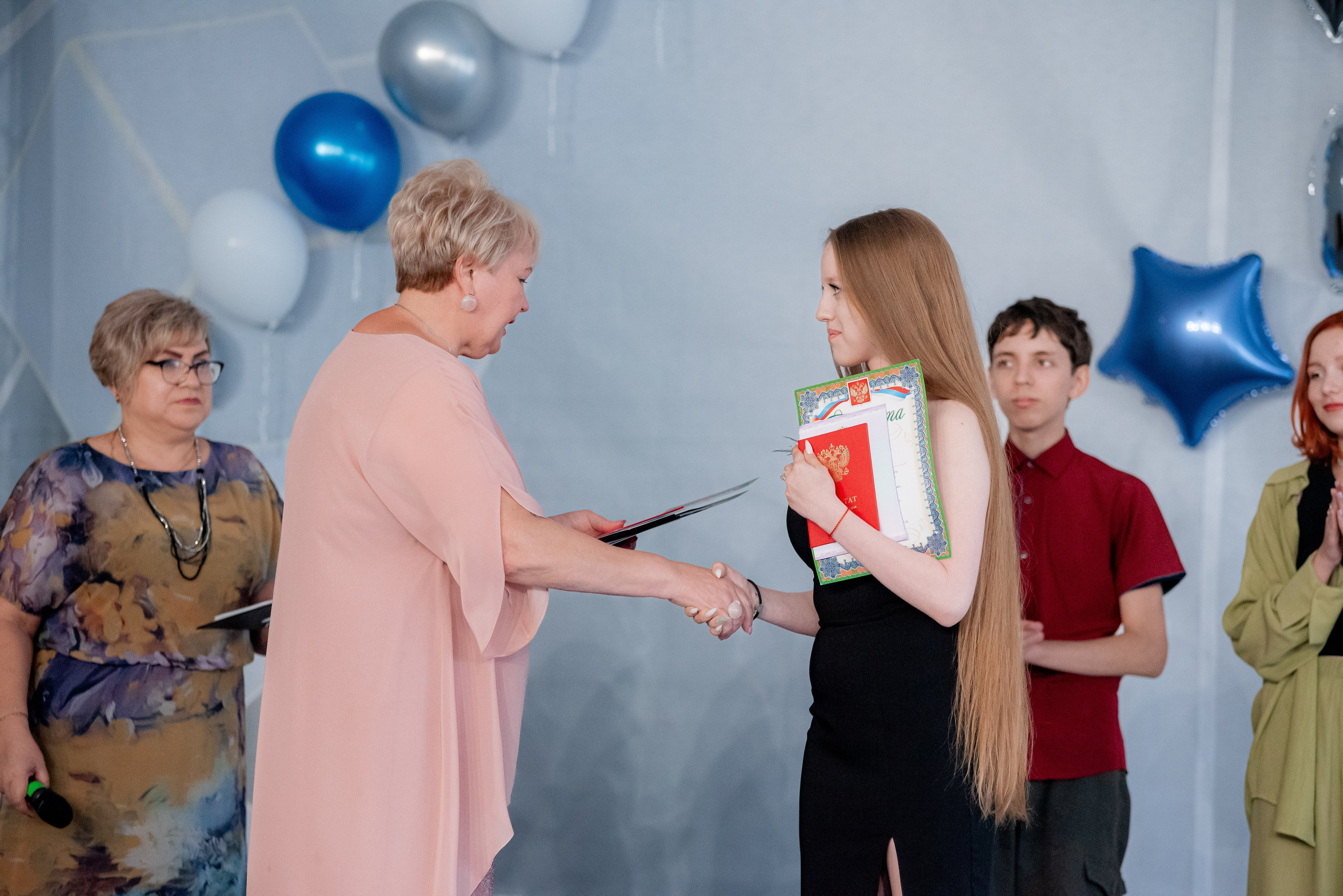 86 школа. Вручение. ДК Тракторозаводского района. Фотограф в Волгограде и Волжском Александр Горбань