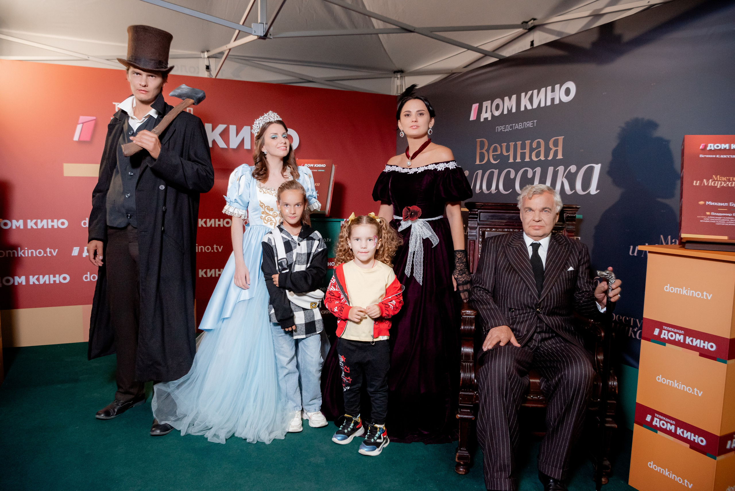 Портретные фото с артистами в палатке Триколор Дом Кинов на день города Волгоград. Фотограф в Волгограде и Волжском Александр Горбань