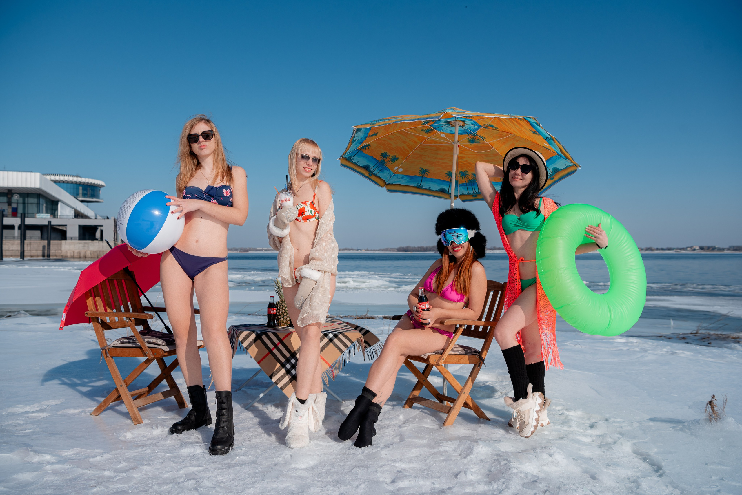 Моржи на Волге. Девушки в купальниках на снегу. Волгоград. Фотограф в Волгограде и Волжском Александр Горбань