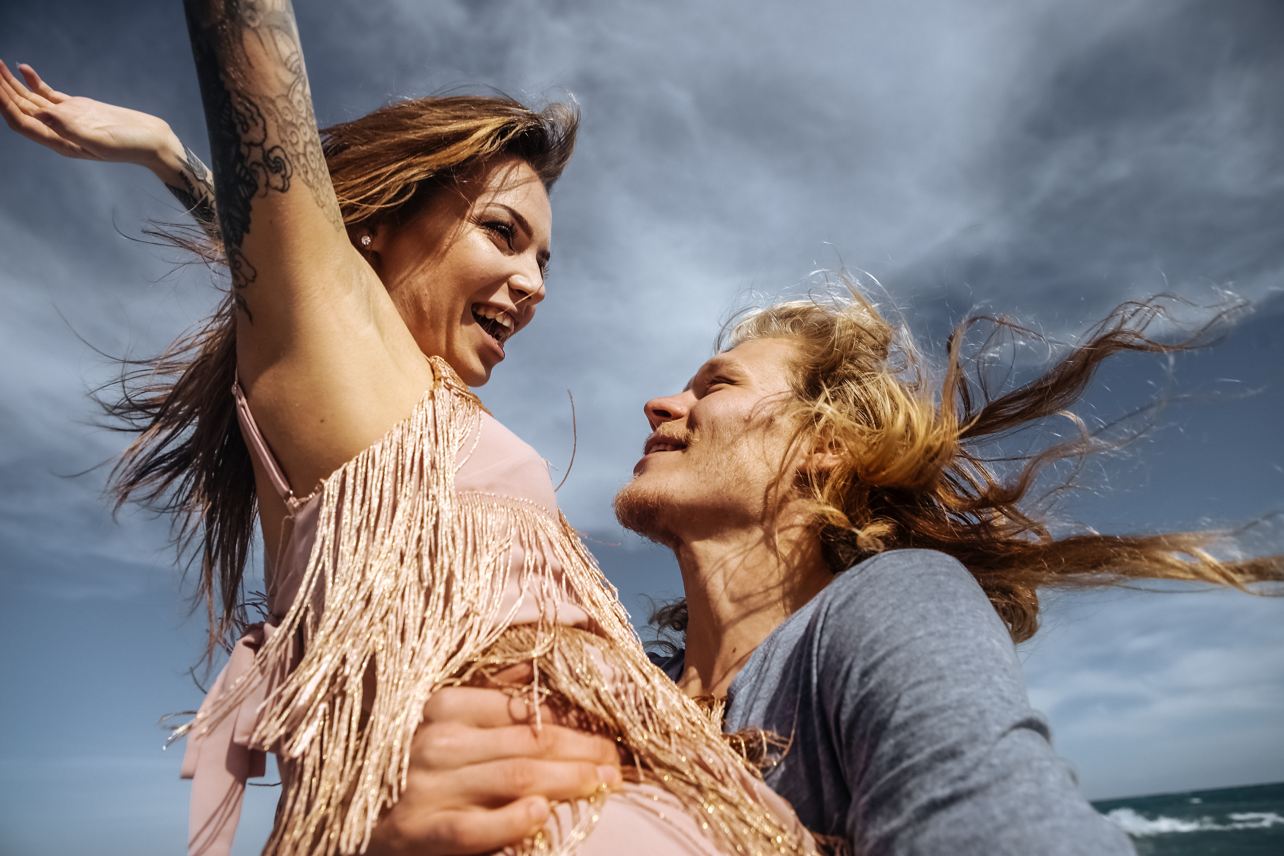 Lovestory на побережье моря в Крыму - ветер любви в волосах