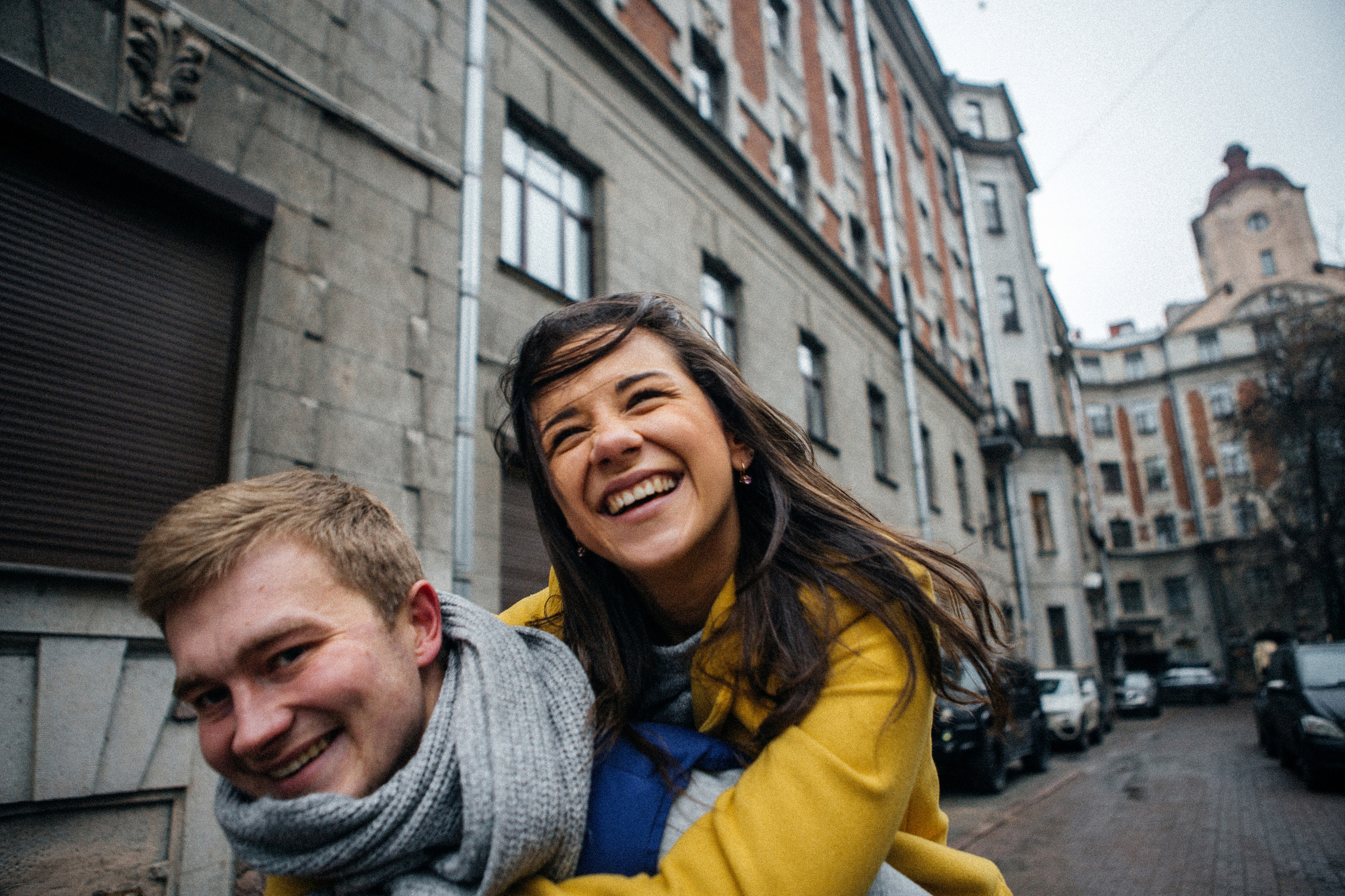 Лавстори фотосъемка с перьями и подушками