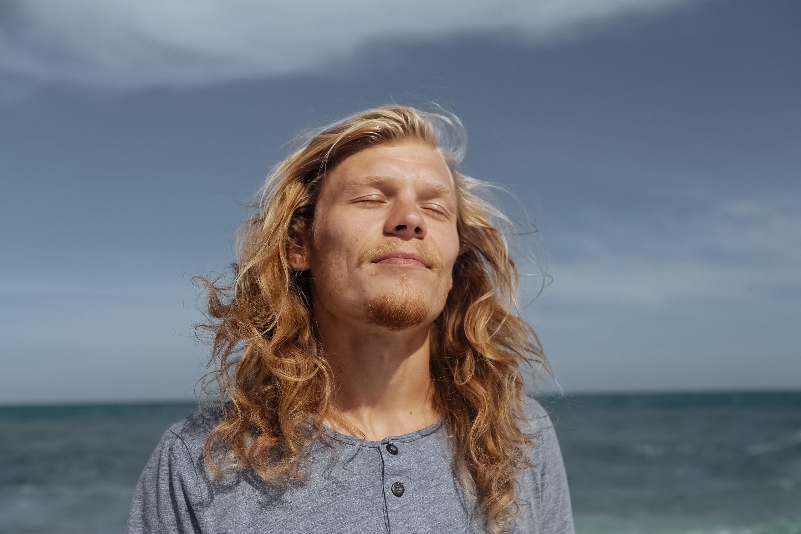 Lovestory на побережье моря в Крыму - ветер любви в волосах