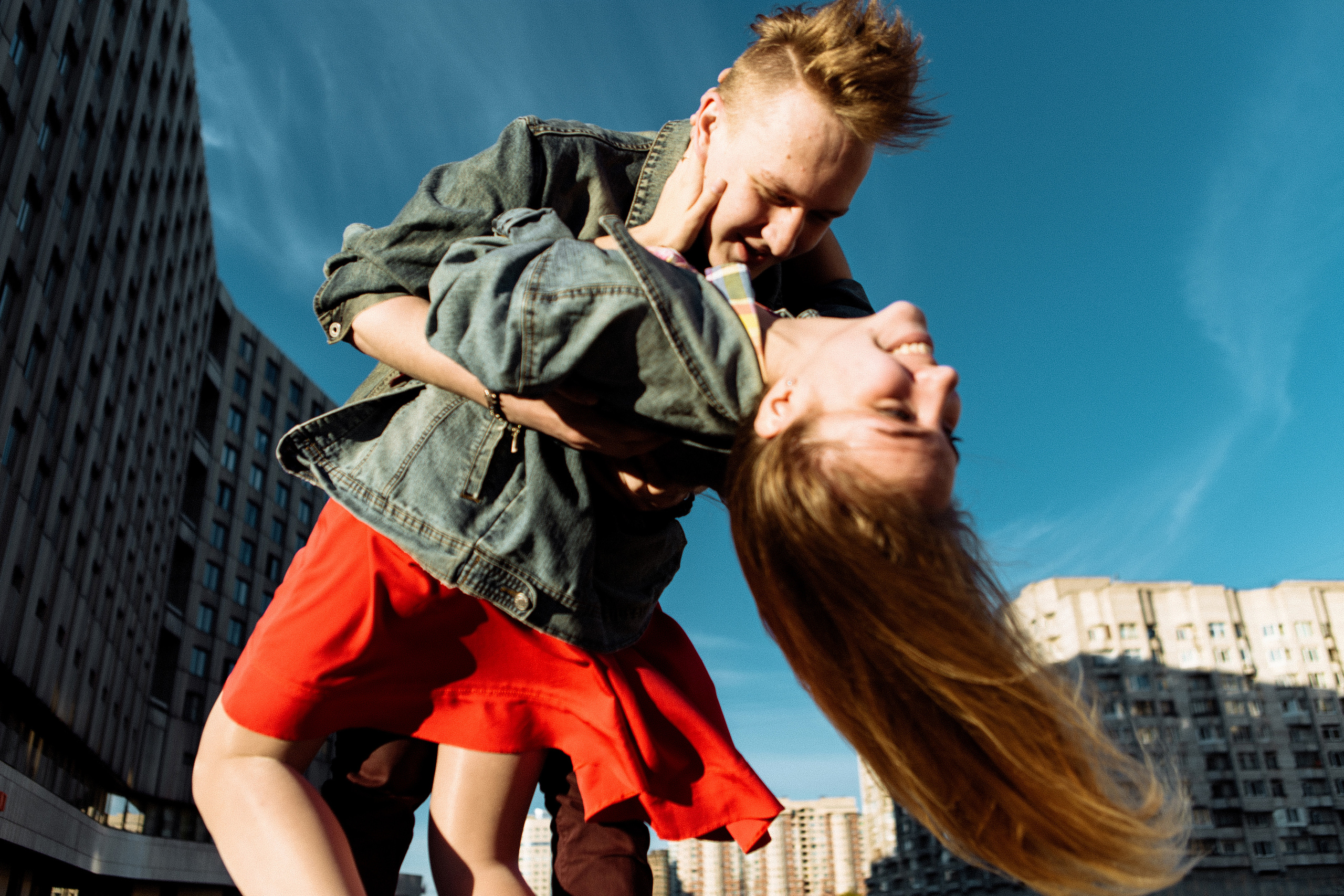 Предсвадебная лавстори около гостиницы Прибалтийская