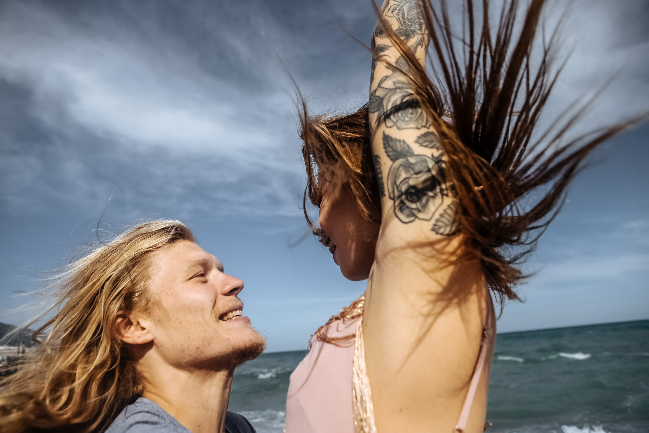 Lovestory на побережье моря в Крыму - ветер любви в волосах