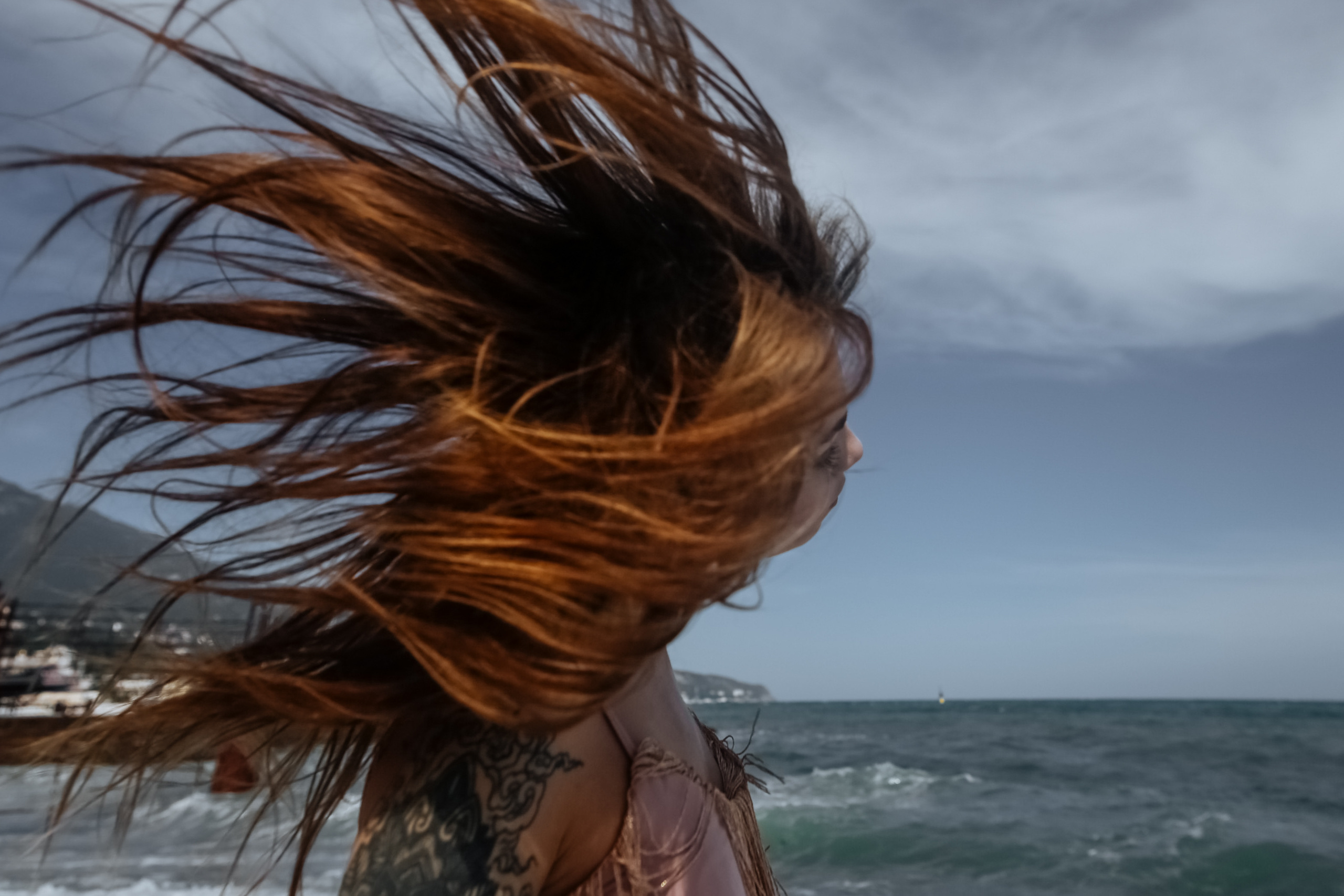 Lovestory на побережье моря в Крыму - ветер любви в волосах