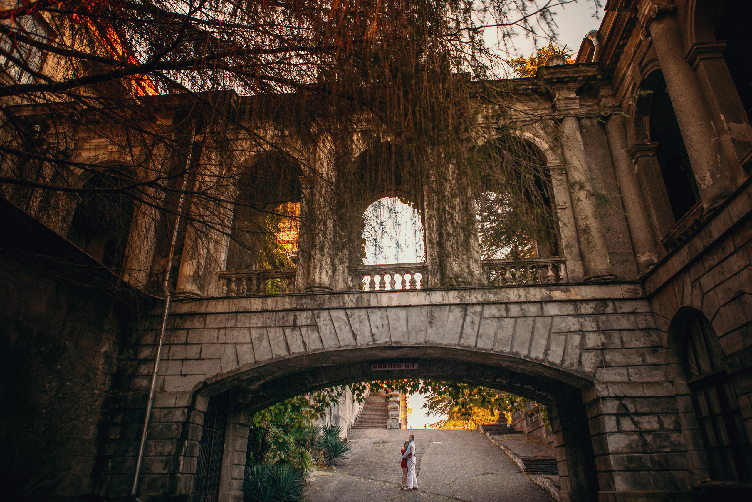 Лавстори в Сочи около заброшенного санатория Орджоникидзе