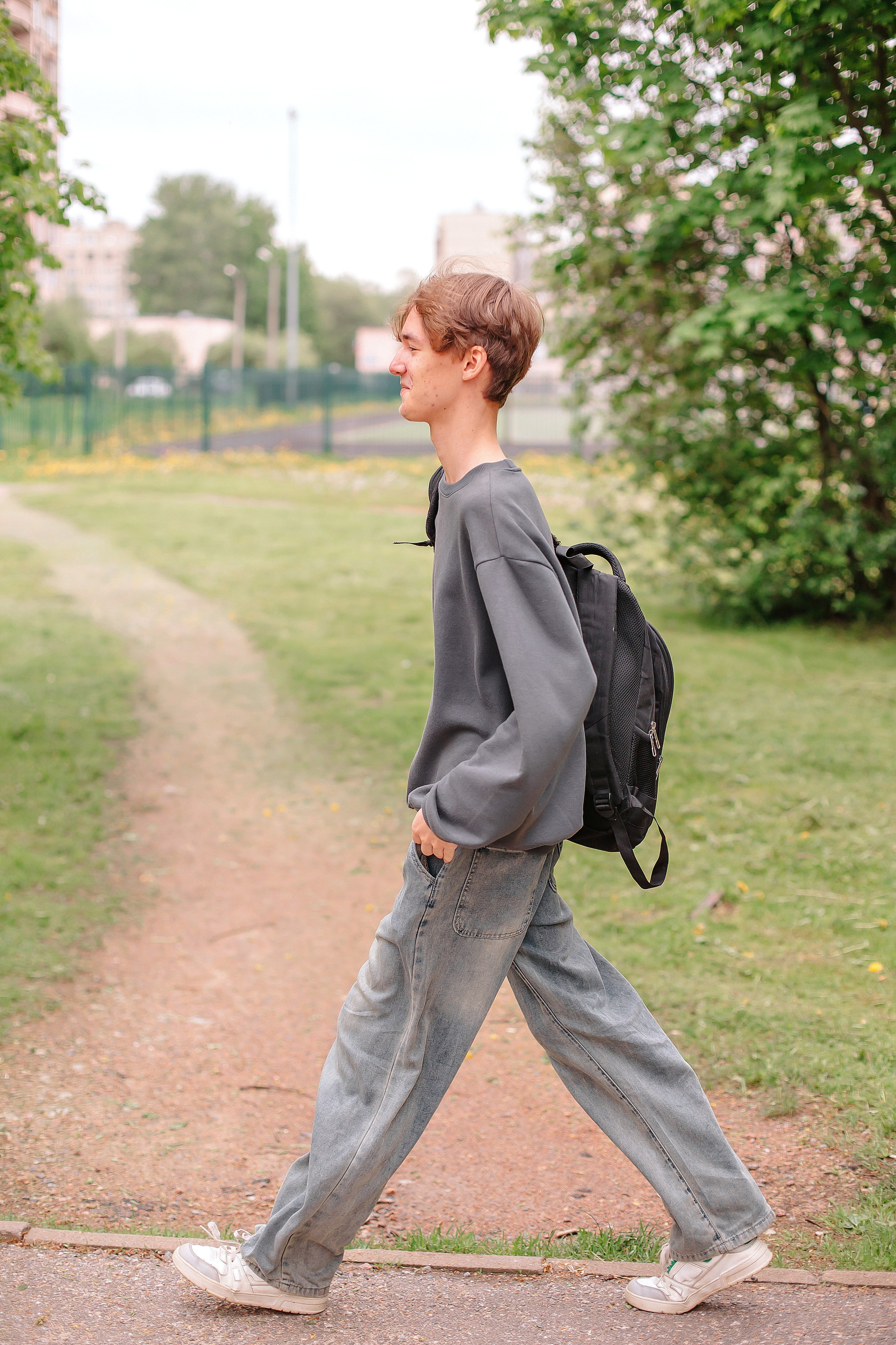 Старшеклассники, прогулка у школы. Семейный фотограф Любовь Саркеева