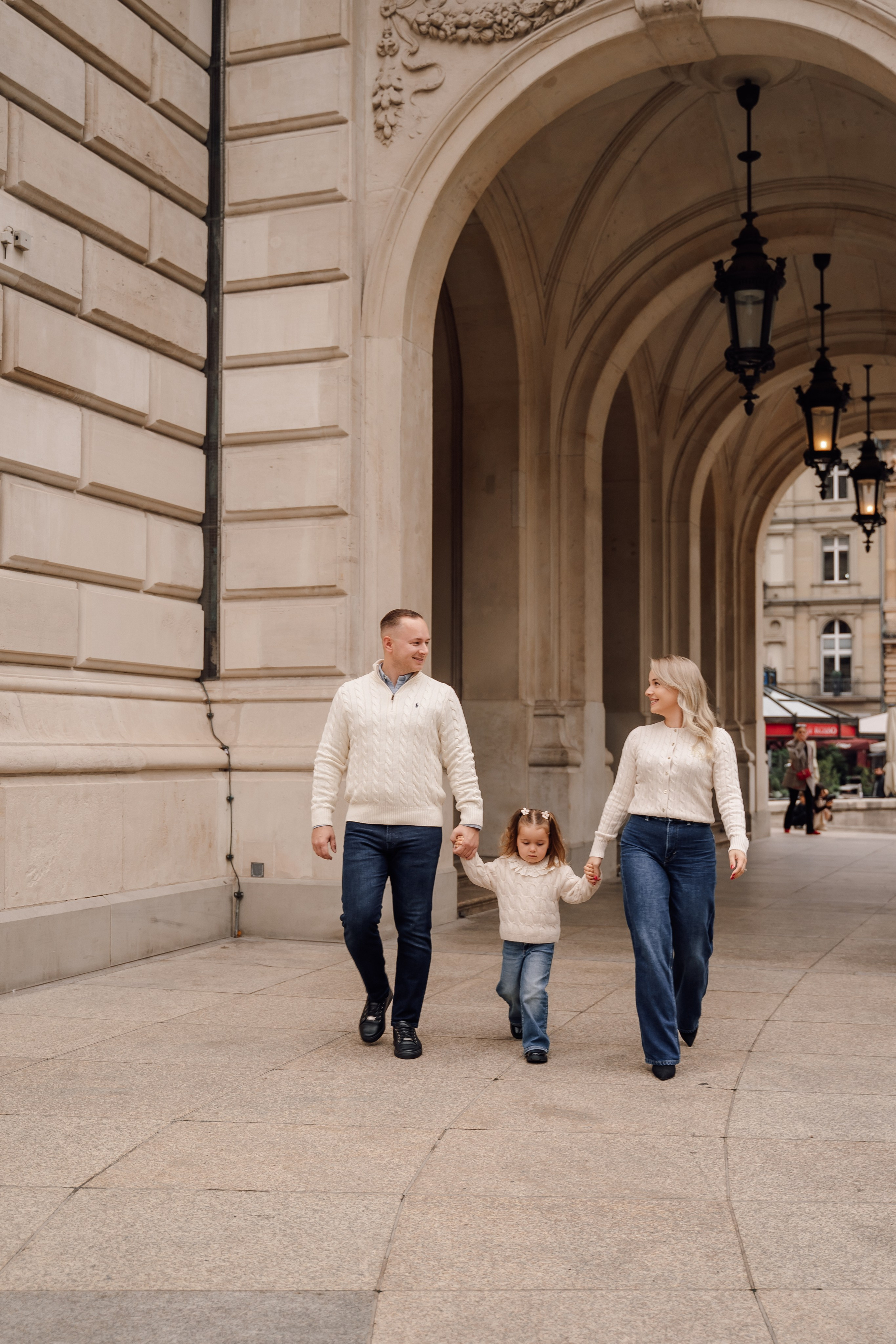 Family at Alte Oper. Анастасия Вайнер — свадебный и портретный фотограф в Германии и по всей Европе
