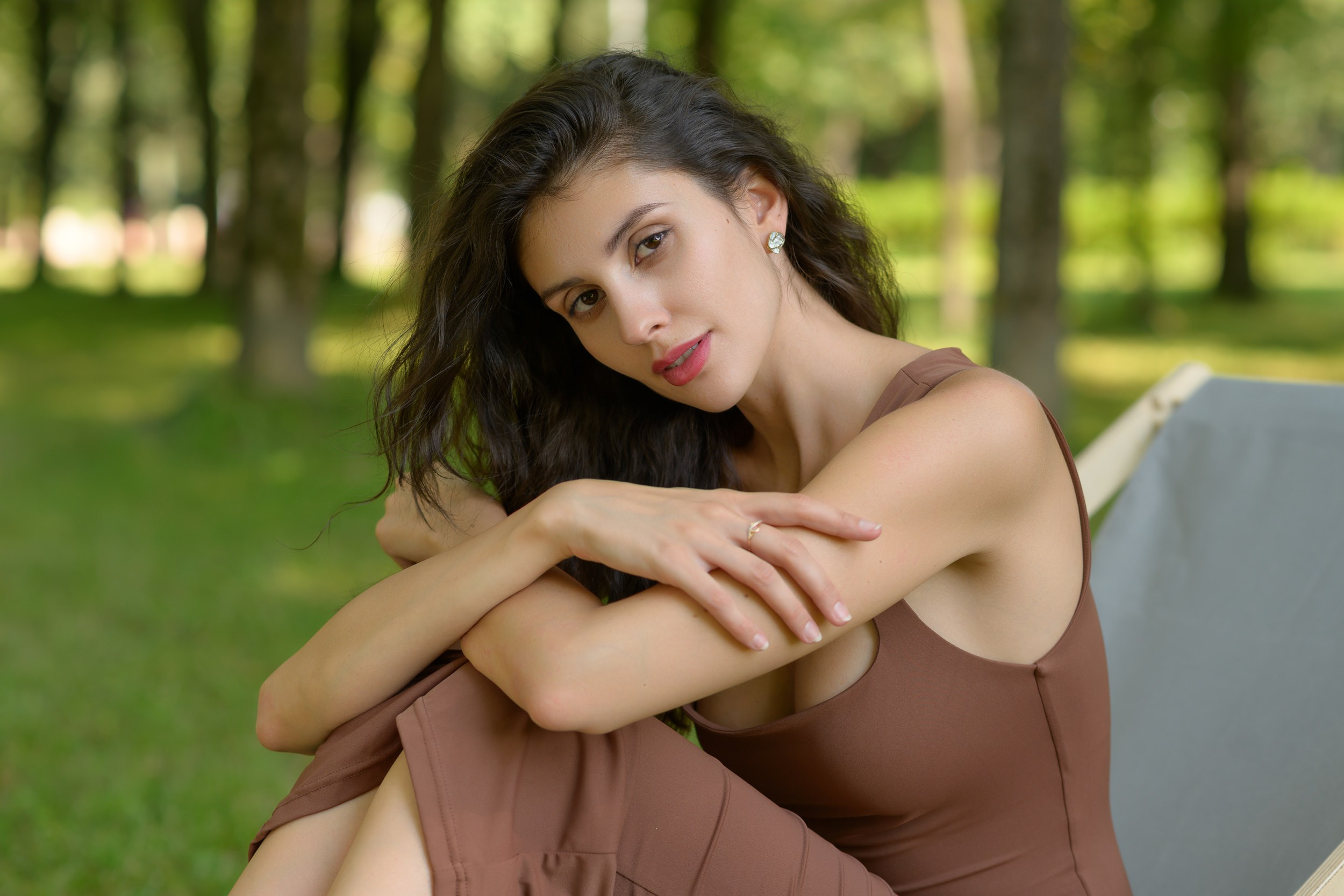 Лето.  Девушка в облегающем платье на шезлонге. Портрет