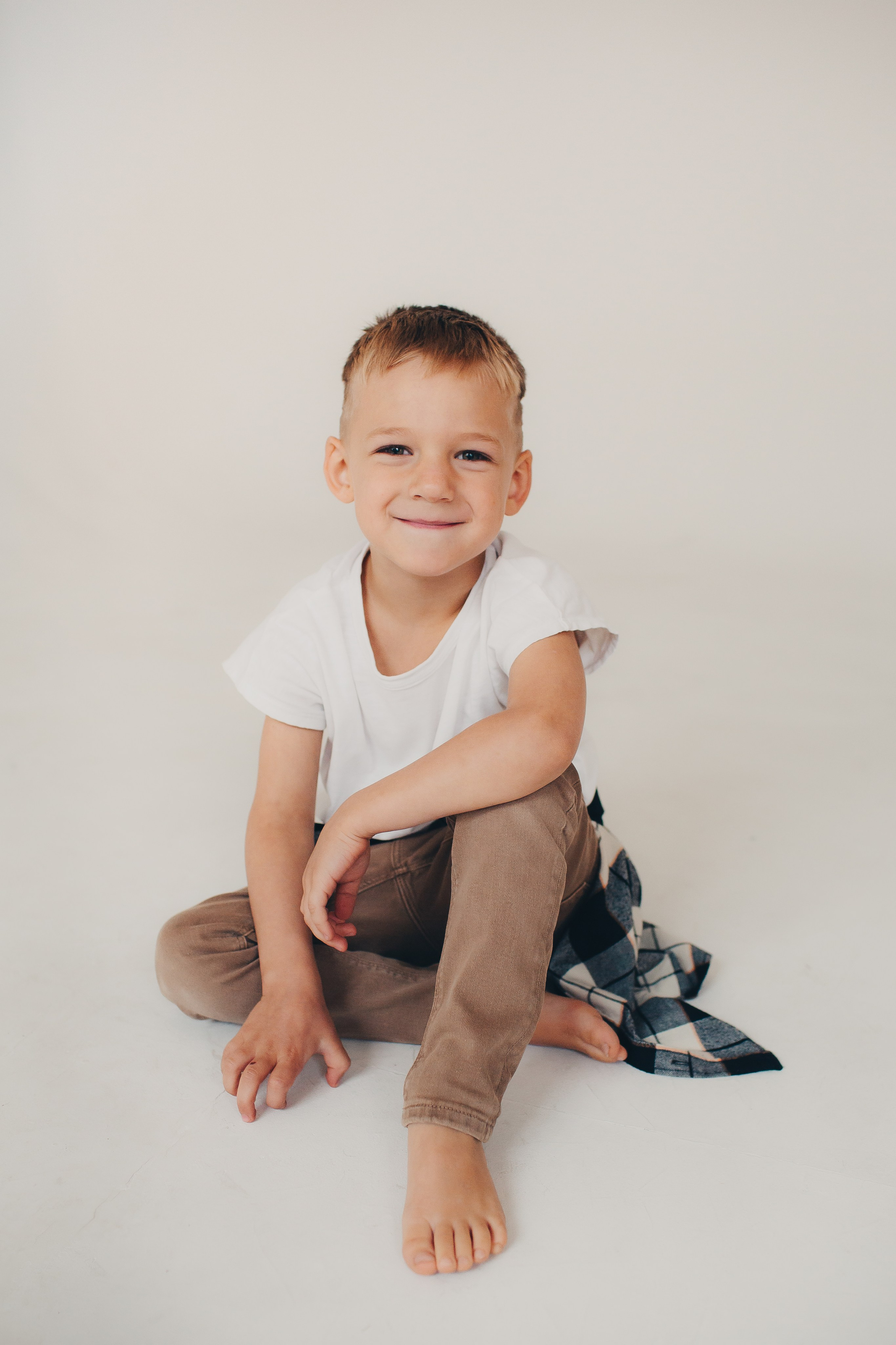 Семейная съёмка на белом фоне. Фотограф Евгения Мальцева, Архангельск