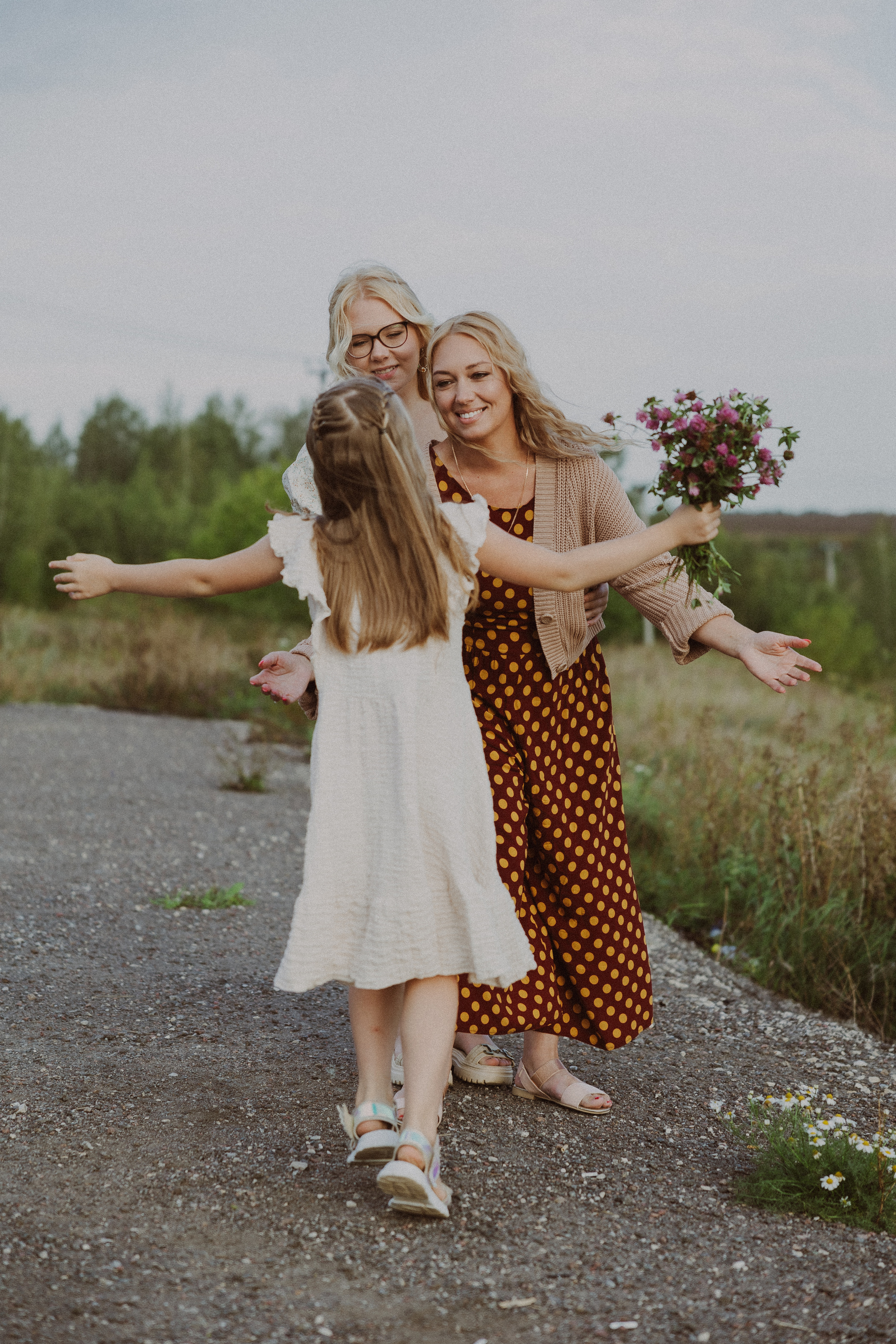 Семейная мама с дочками. Портретный и свадебный фотограф в Туле