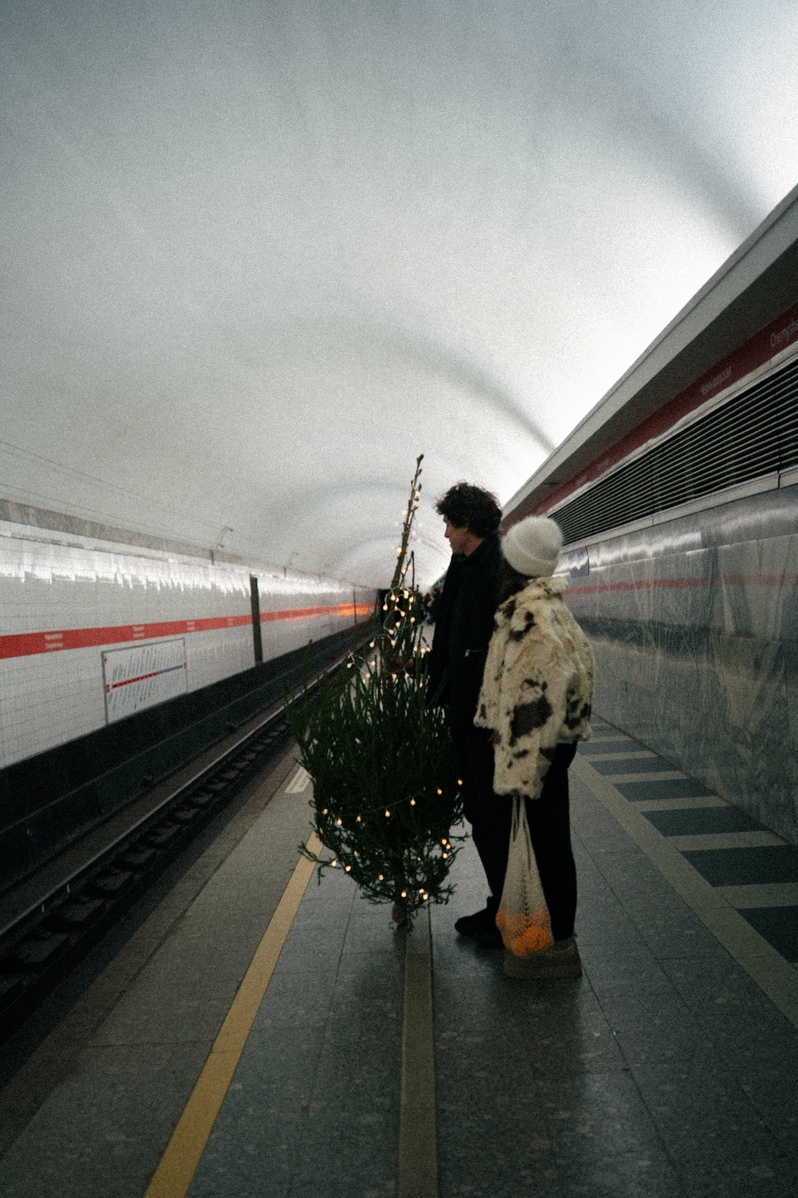 НОВОГОДНЯЯ ПРОГУЛКА ПАРЫ ПО ЧЕРНЫШЕВСКОЙ ПЕРЕД НОВЫМ ГОДОМ. Профессиональный фотограф, Санкт-Петербург — Виктория Богомолова