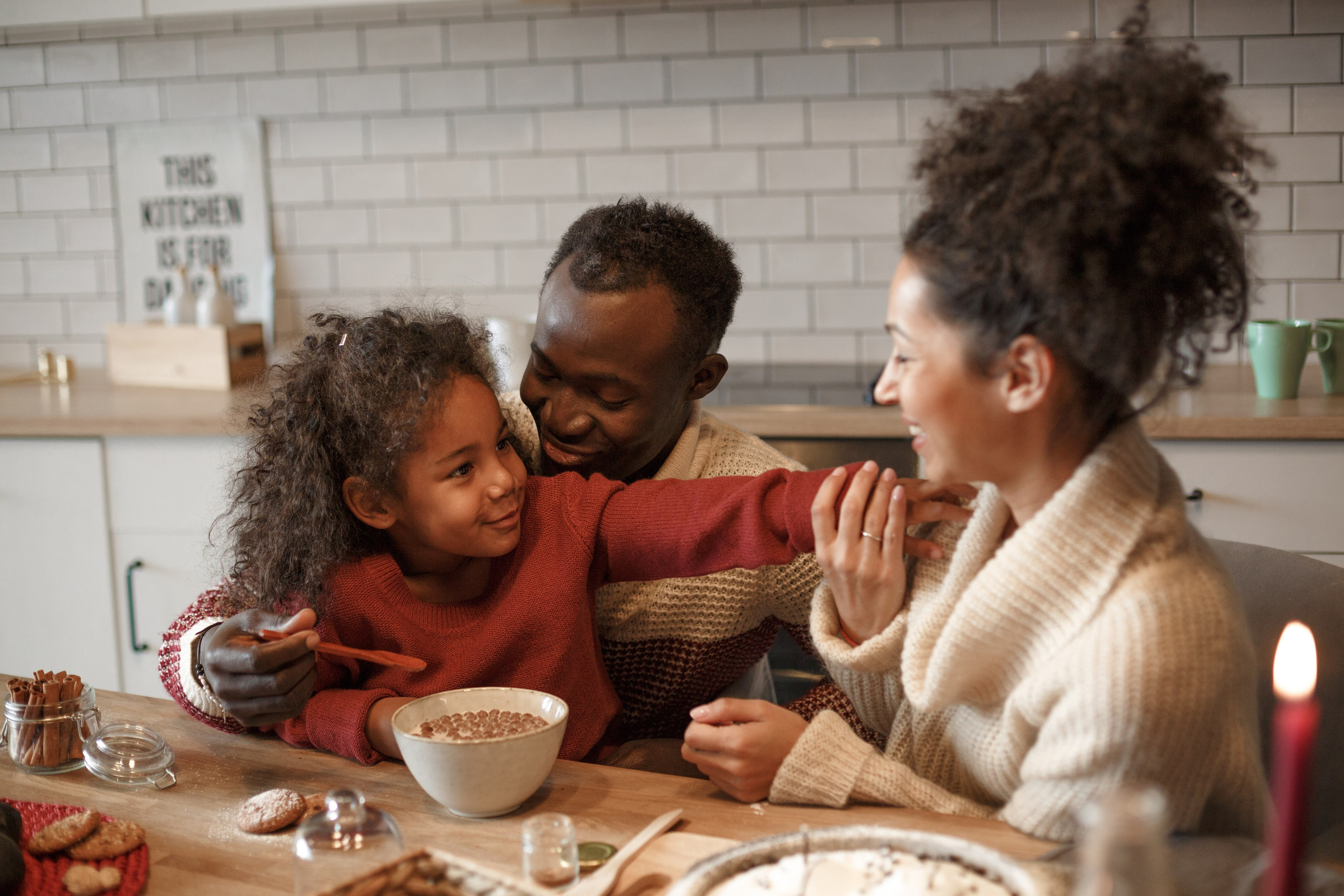 Семейная студийная фотосессия на кухне. Свадебный и семейный фотограф Скрынник Светлана