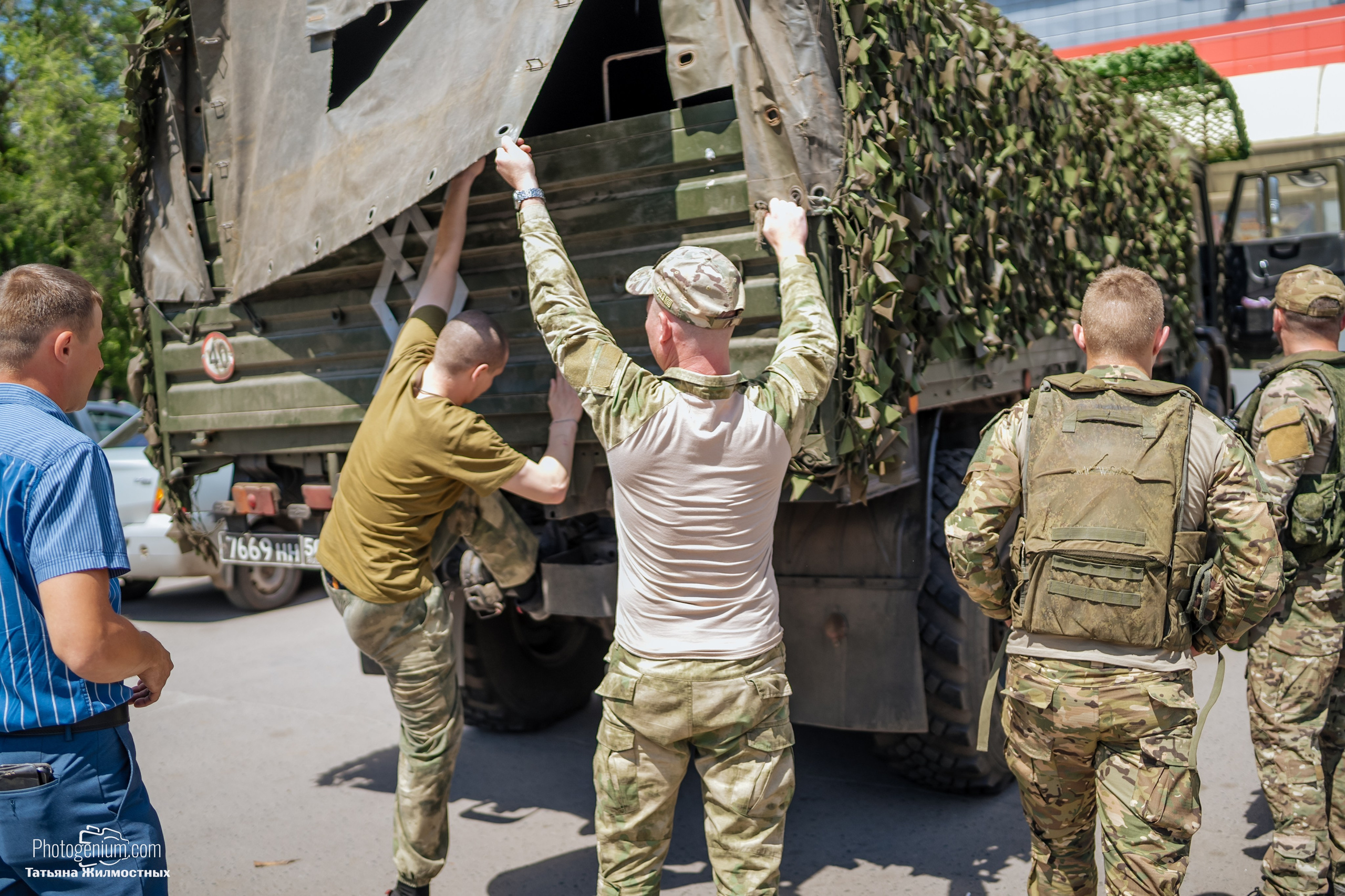 8 июня «Патриоты из Курска» сбор гуманитарной помощи у кинотеатра «Родина». Фотограф Нижний Новгород Татьяна Кейод