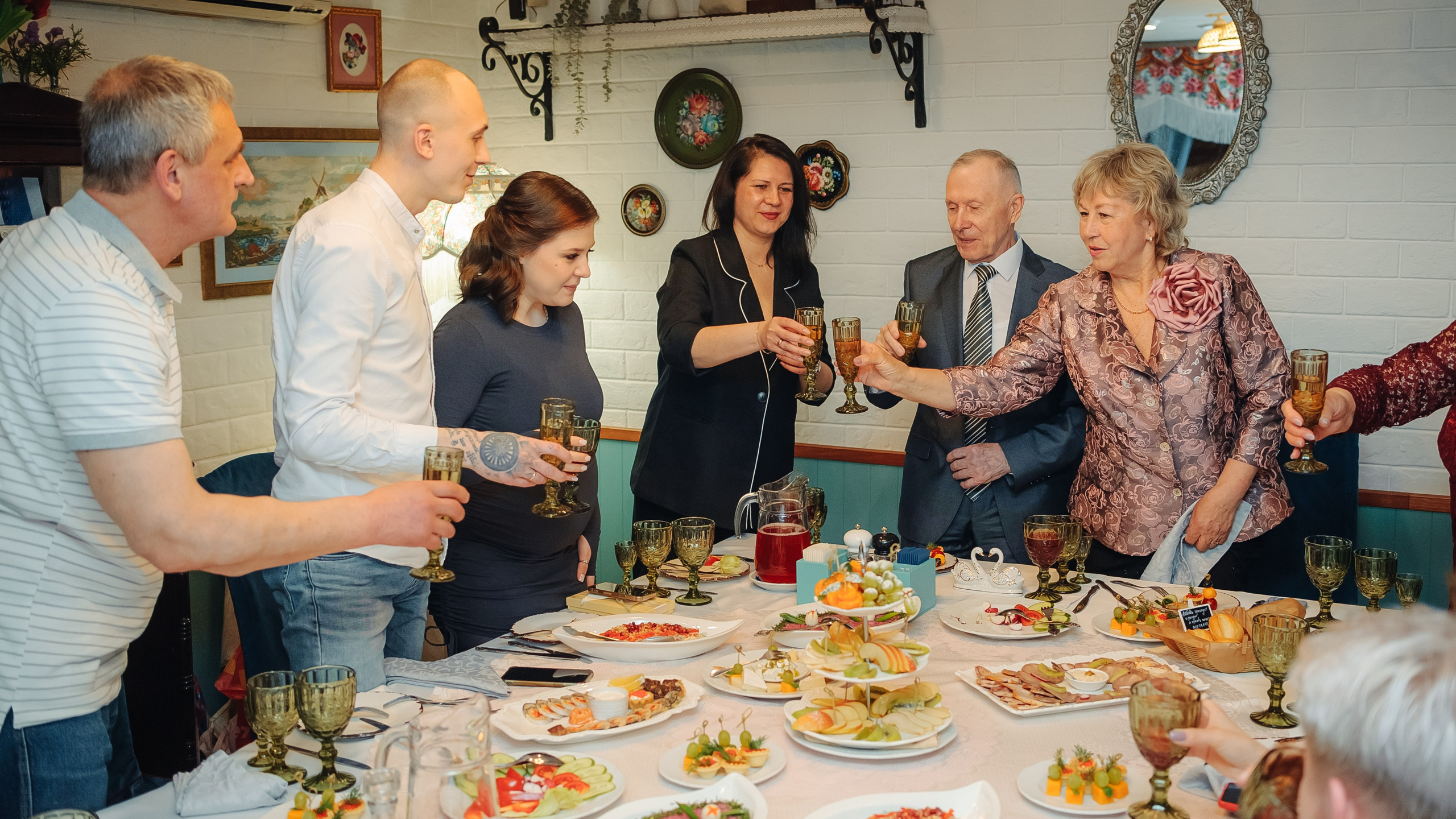 Тихий семейный праздник в ресторане Подкова. Свадебный фотограф в Екатеринбурге Артём Зайнетдинов