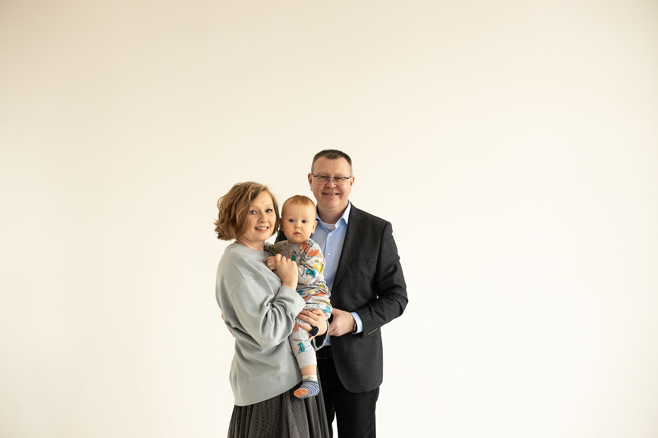 Семейная фотосессия на циклораме с естественным светом. Фотограф в Железнодорожном и Балашихе