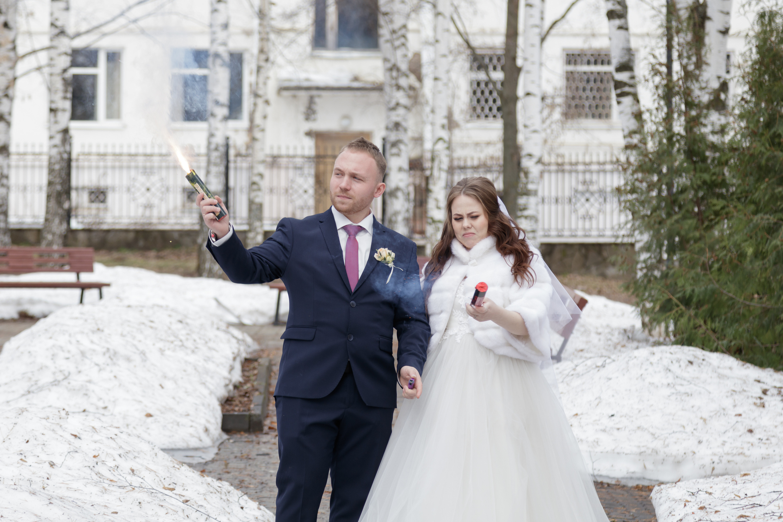 Молодожёны поджигают дымовые шашки